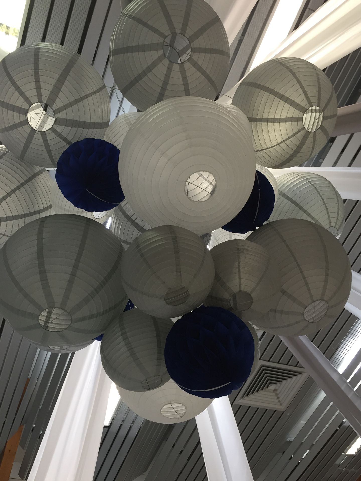 Mariage Salle Azura 2000 tentures blanches boules chinoise bleu marine gris blanc