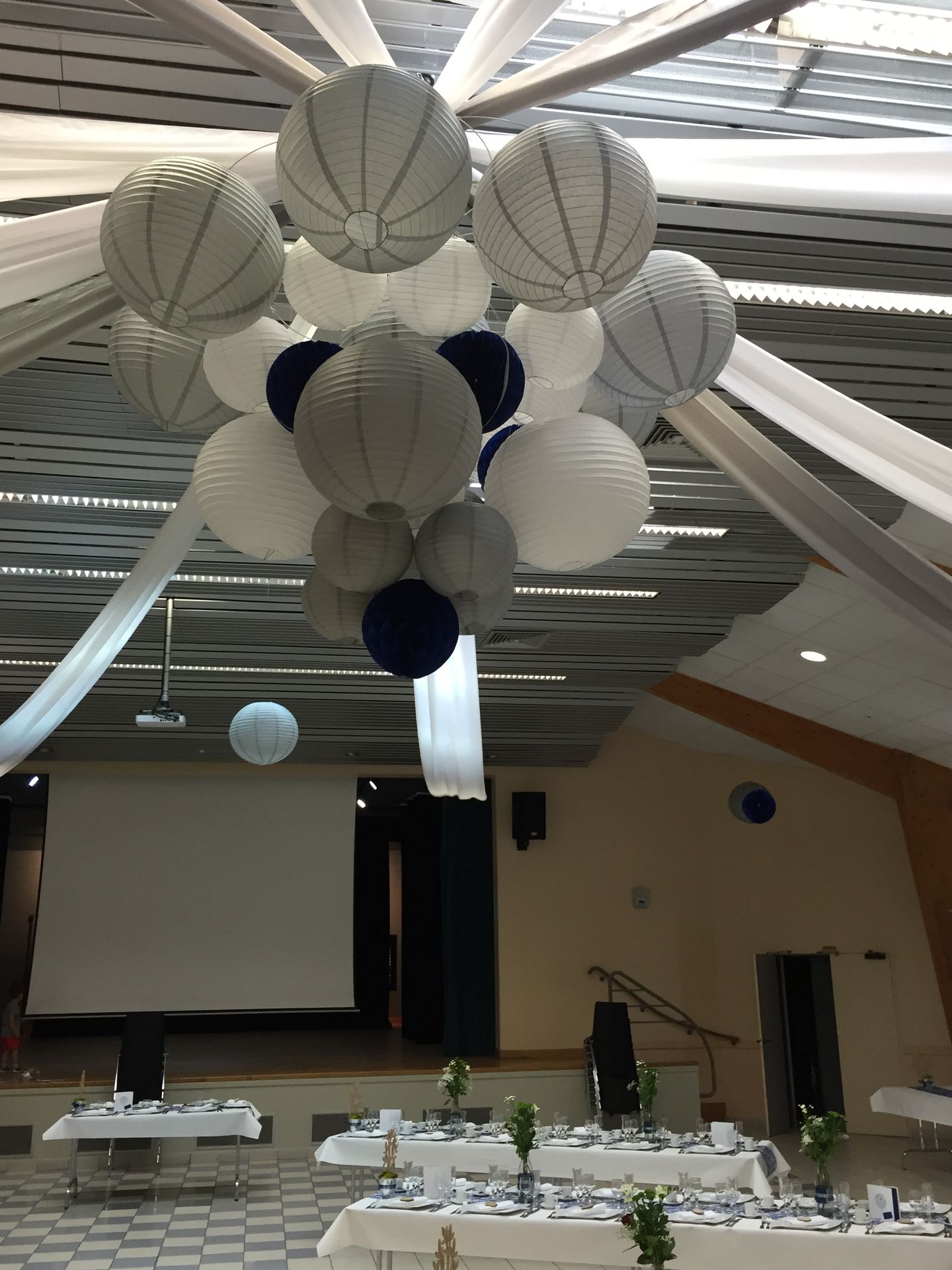 Mariage Salle Azura 2000 tentures blanches boules chinoise bleu marine gris blanc