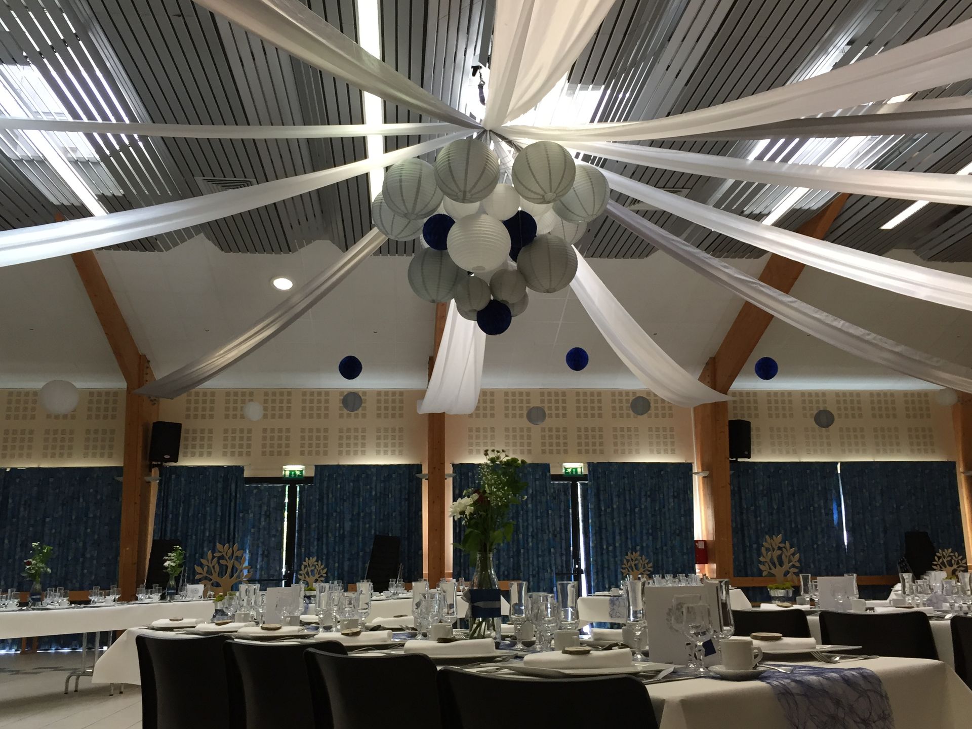 Mariage Salle Azura 2000 tentures blanches boules chinoise bleu marine gris blanc