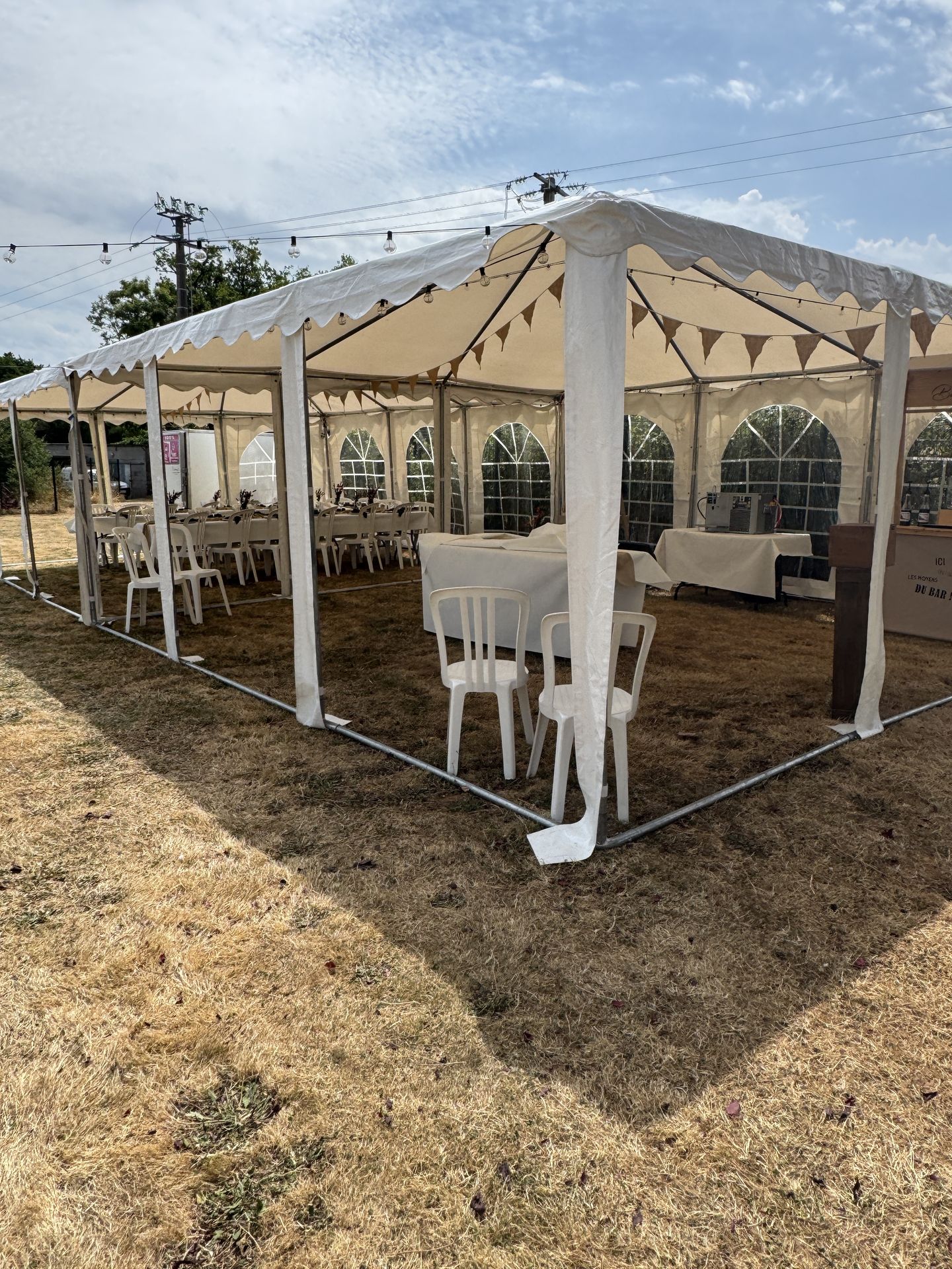 Mariage à domicile barnum blanc guinguette