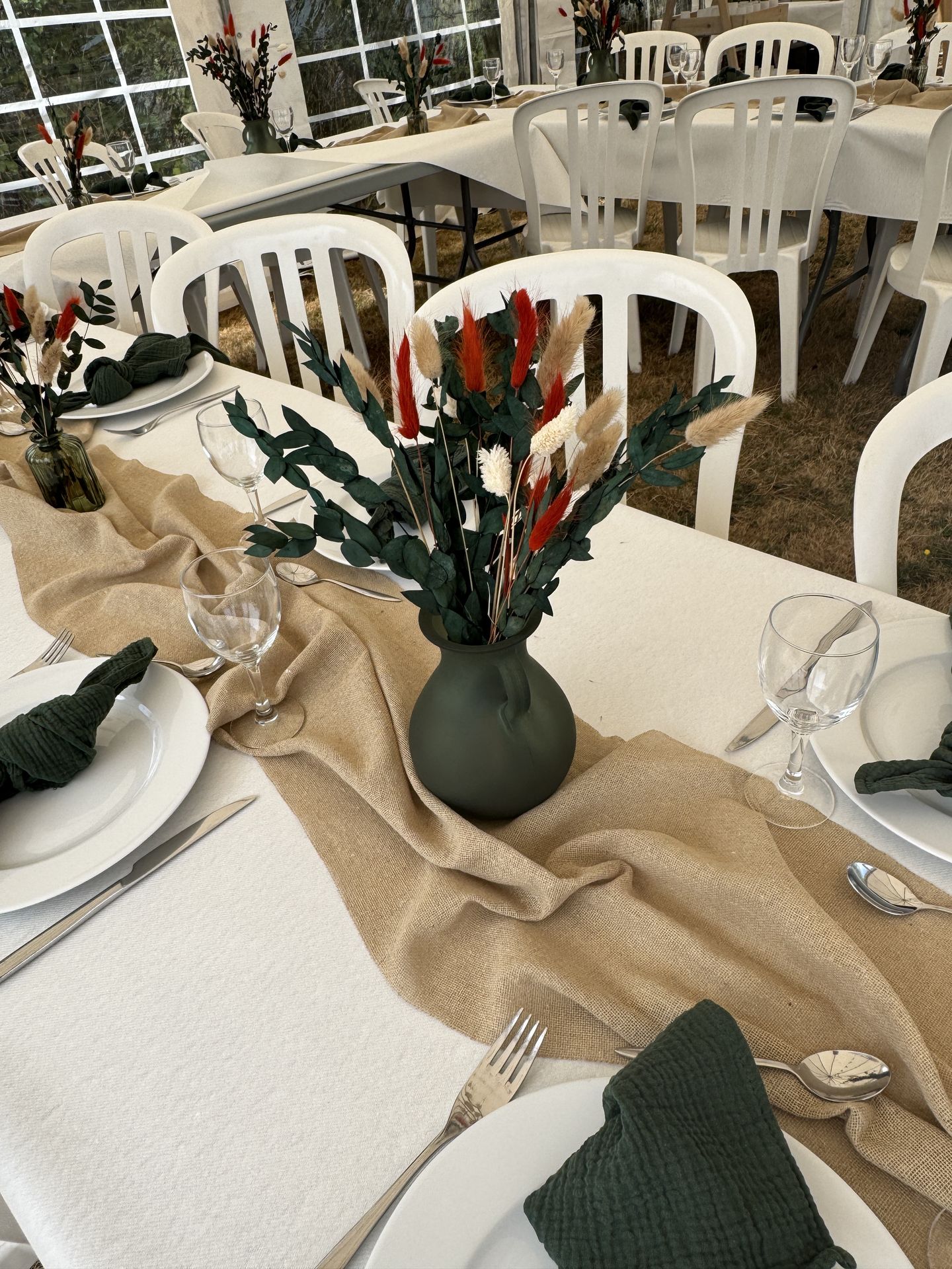 Mariage à domicile table blanche chemin de table sable vase vert sapin fleurs sèchesguinguette