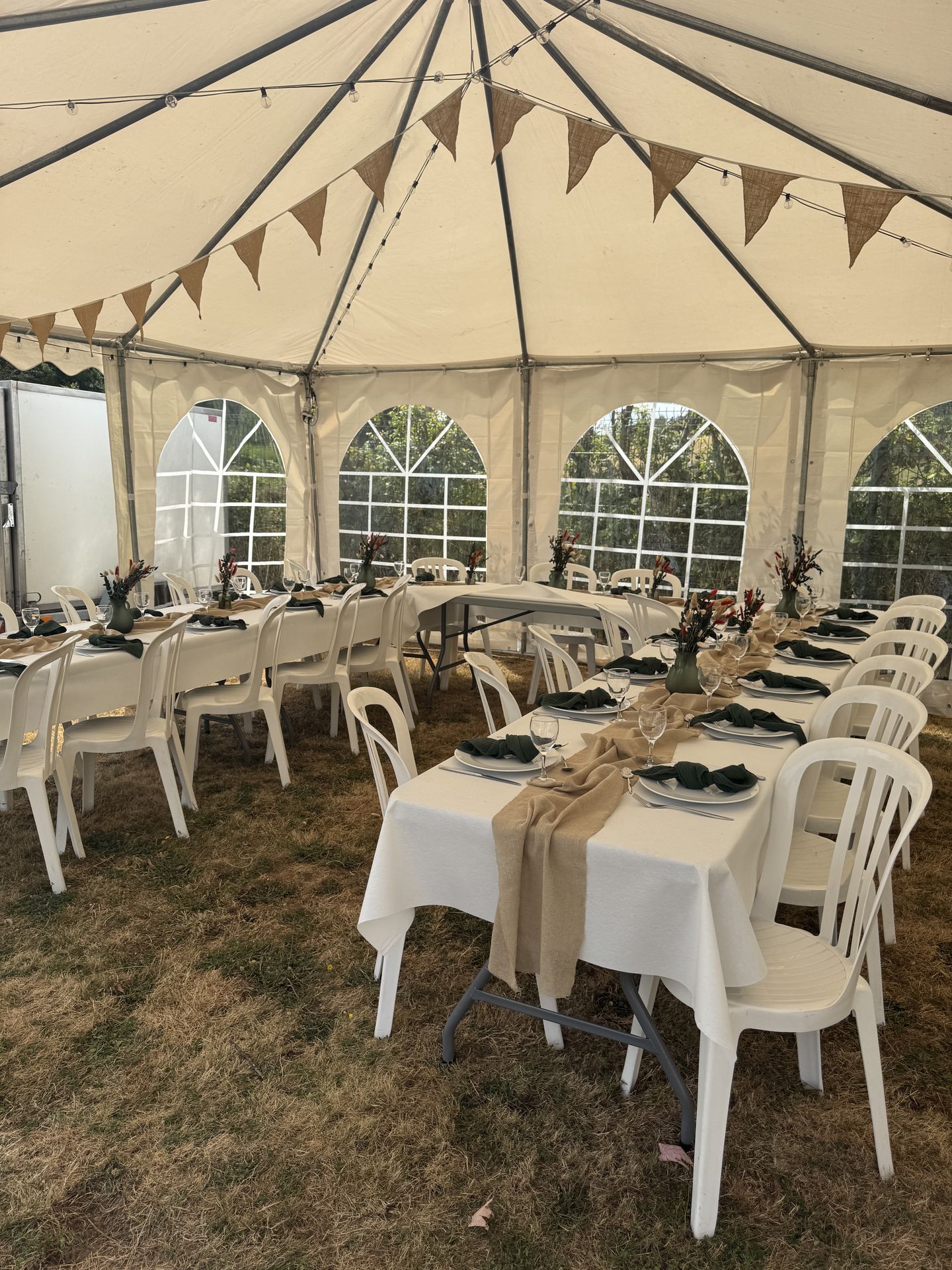 Mariage à domicile table blanche guirlande guinguette