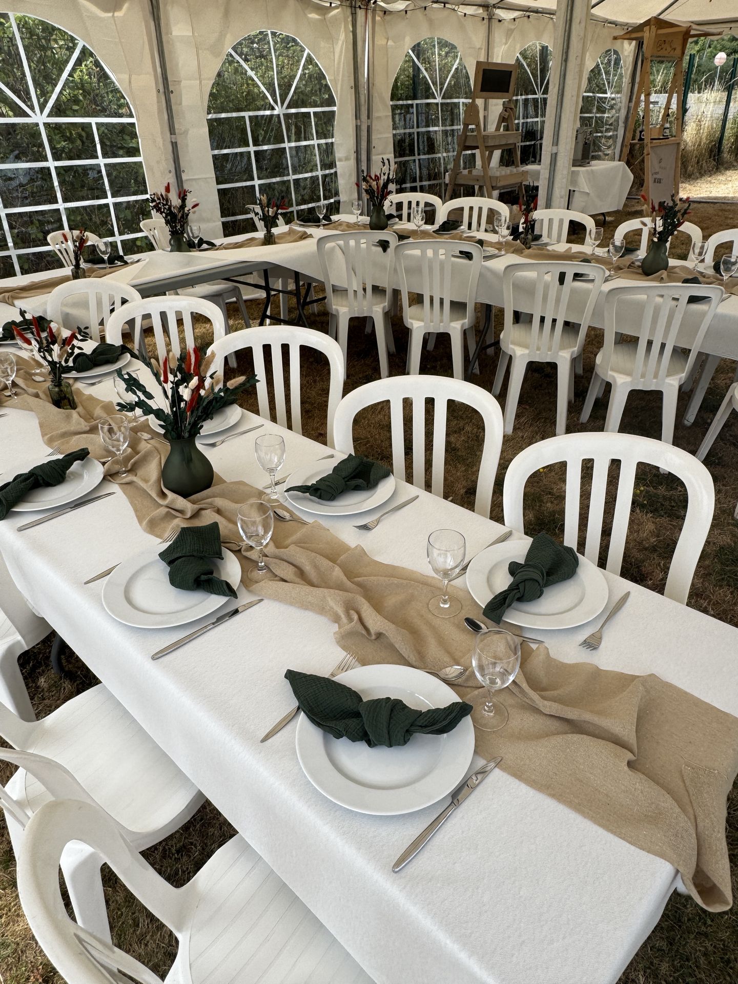 Mariage à domicile table blanche chemin de table sable vert sapin guinguette