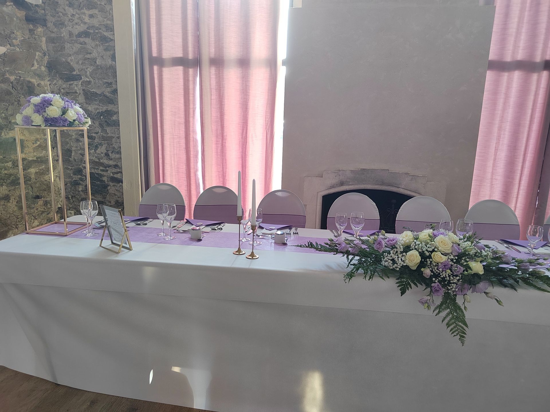 Mariage beaulieu sur Layon table blanche lilas fleurs bougies noeuds de chaises lilas