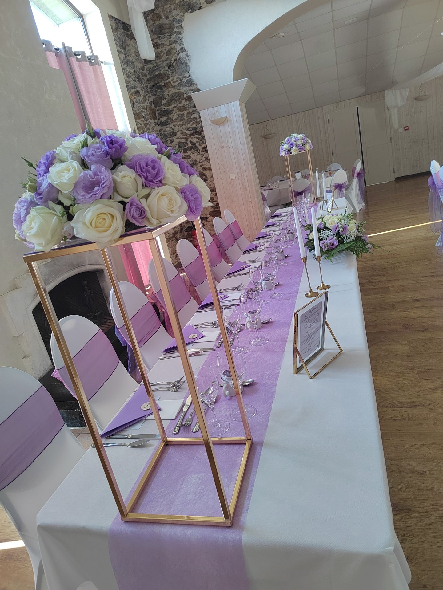 Mariage beaulieu sur Layon table blanche lilas fleurs bougies noeuds de chaises lilas