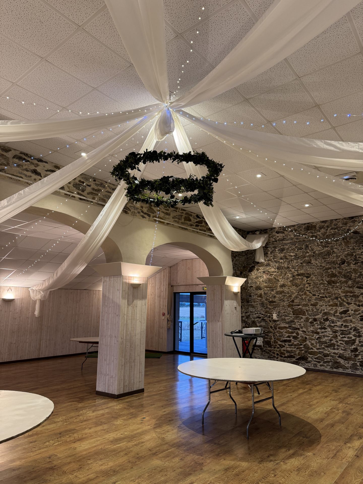 Mariage beaulieu sur Layon tentures blanches couronnes de feuilles vertes leds