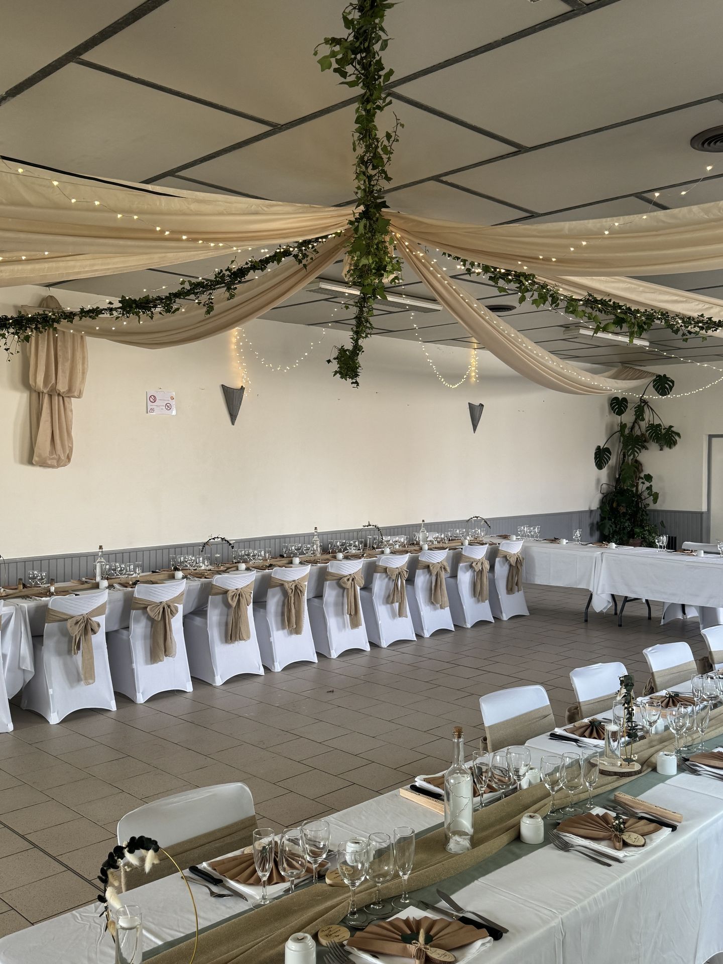 Mariage Bégrolles en Mauges tentures sable feuillage vert et leds table en U
