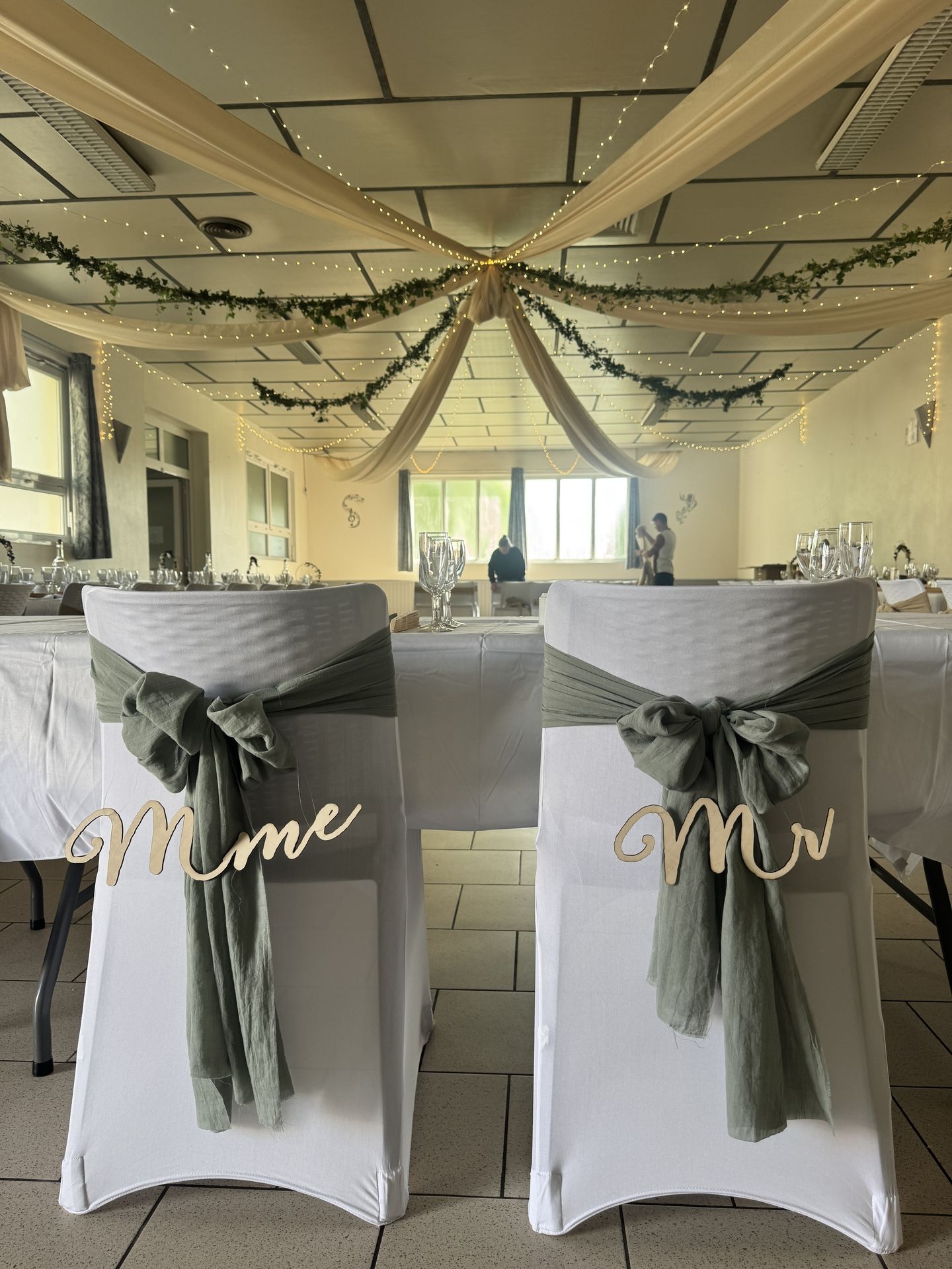 Mariage Bégrolles en Mauges noeuds de chaises vert sauge gravures bois