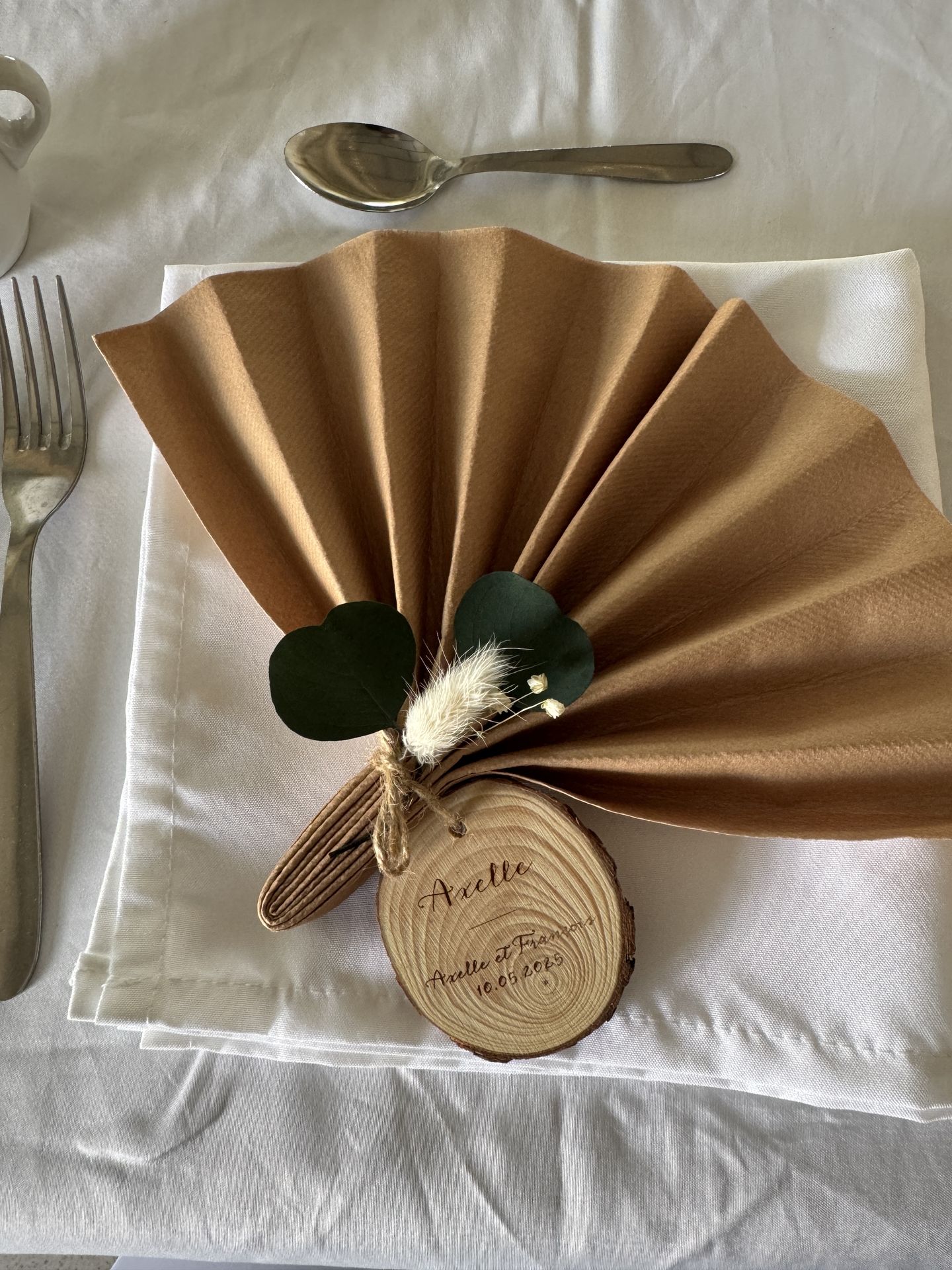 Mariage Bégrolles en Mauges serviette craft feuillage vert et pampas rondin en bois personnalisés