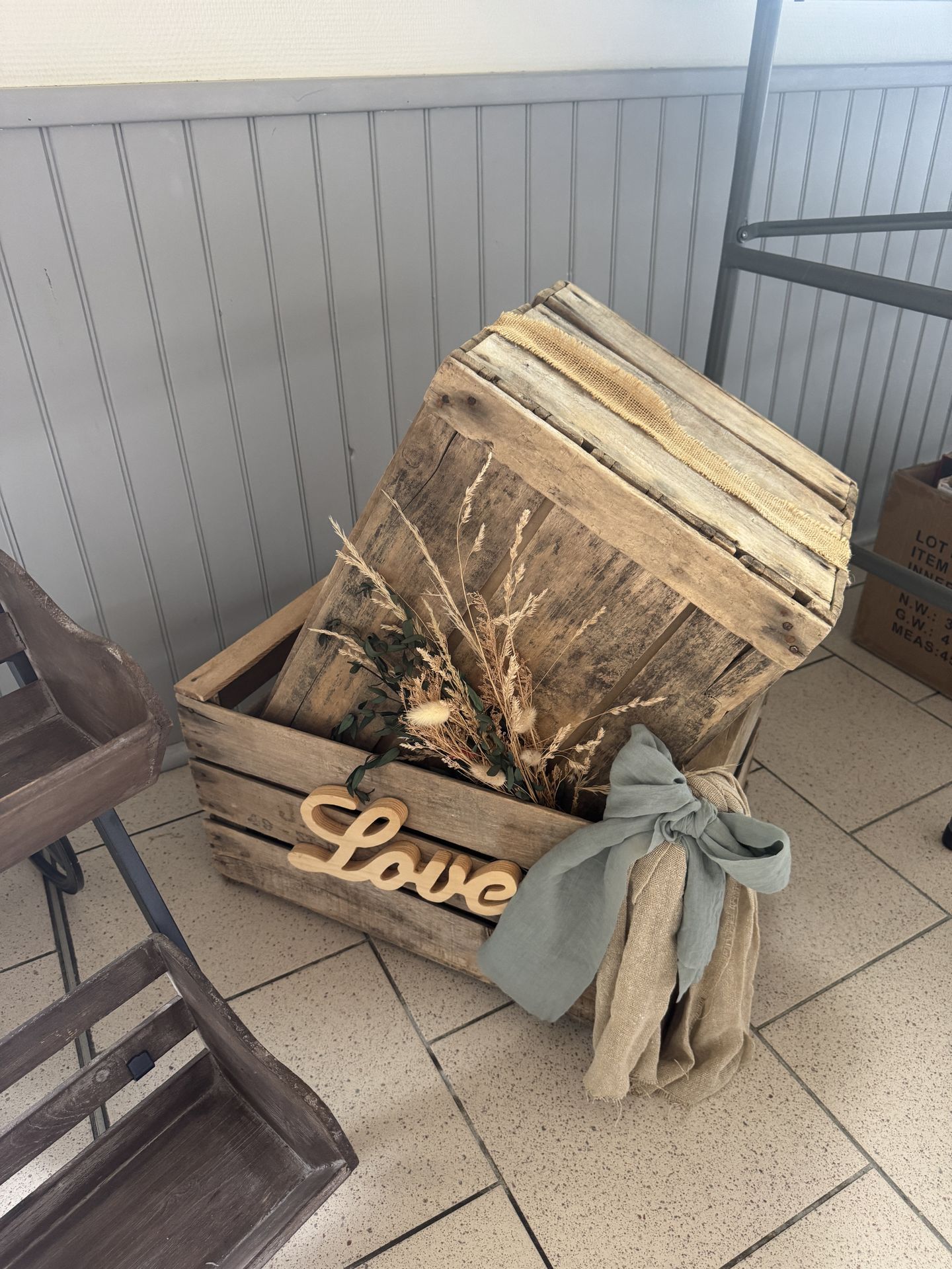 Mariage Bégrolles en Mauges caisse à pommes noeuds sable et vert sauge gravure en bois love