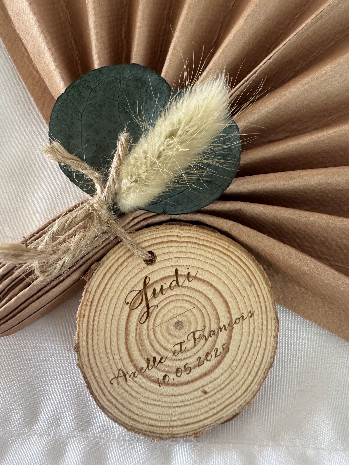 Mariage Bégrolles en Mauges serviette craft feuillage vert et pampas rondin en bois personnalisés