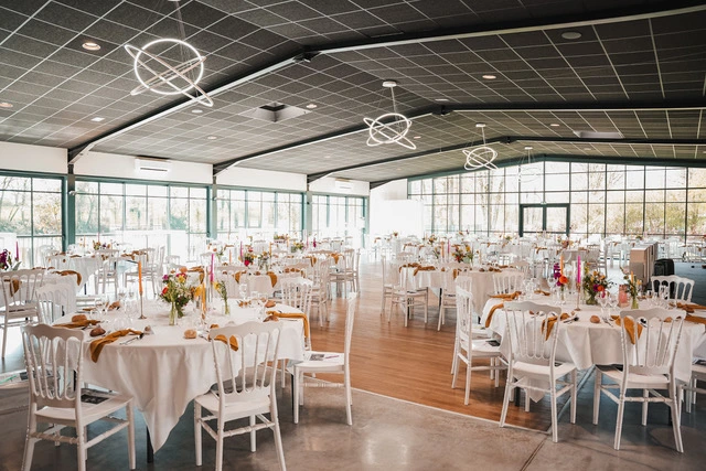 Mariage Domaine de la Sapinière salle intérieure blanc et coloré