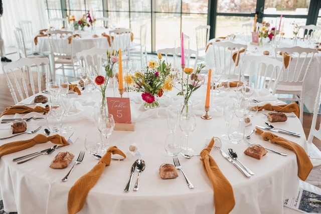 Mariage Domaine de la Sapinière table blanche serviette orange ougies de couleurs et fleurs