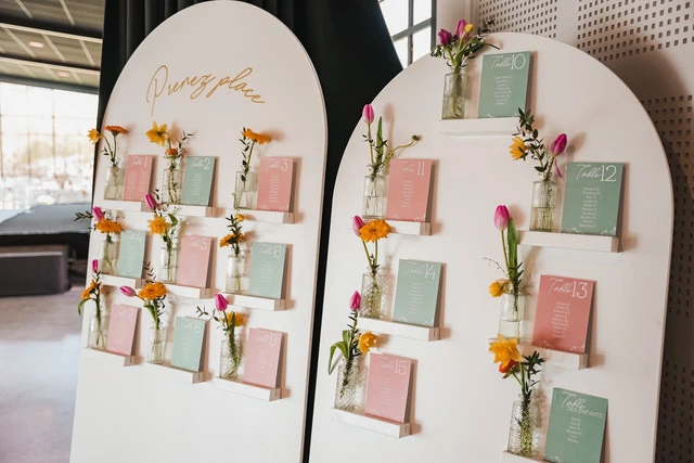 Mariage Domaine de la Sapinière plan de table blanc cercle arrondi carte rose et vert sauge et fleurs colorés