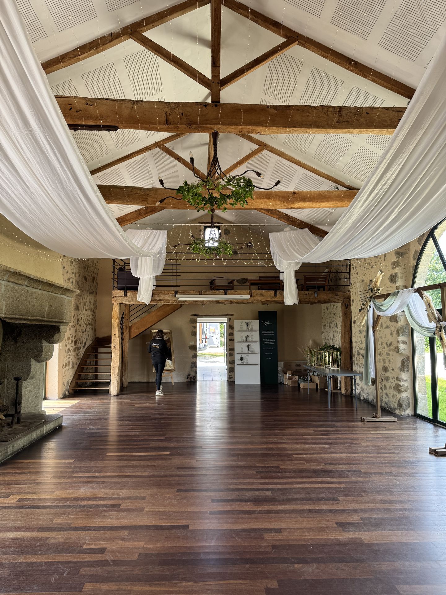 Mariage La belle étoile plafond tentures blanches et ciel étoilé compositions feuillage couronne