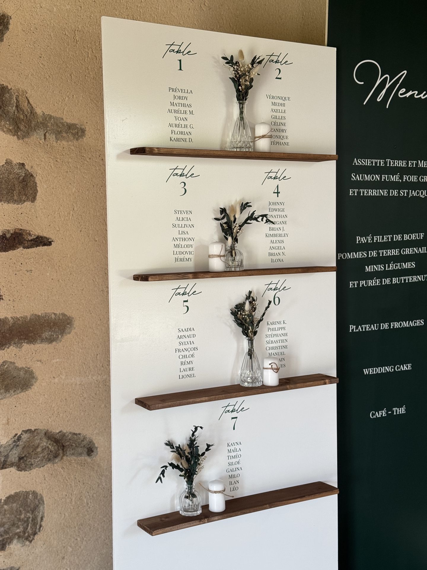 Mariage La belle étoile plan de table vert sapin et blanc vases pampas et leds bougies feuillage