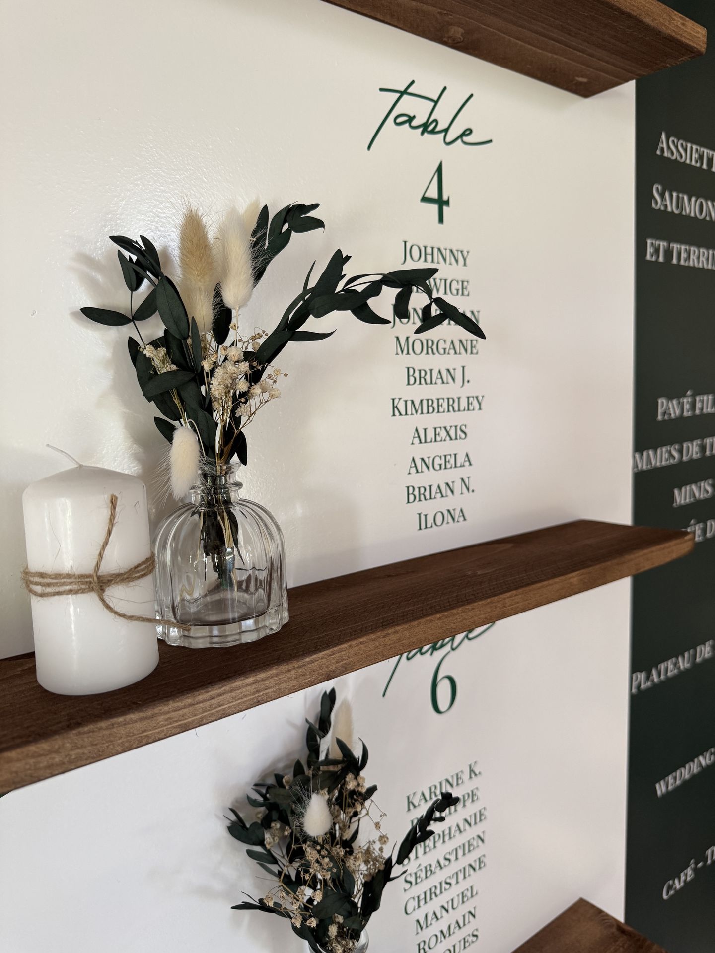 Mariage La belle étoile plan de table vert sapin et blanc vases pampas et leds bougies feuillage