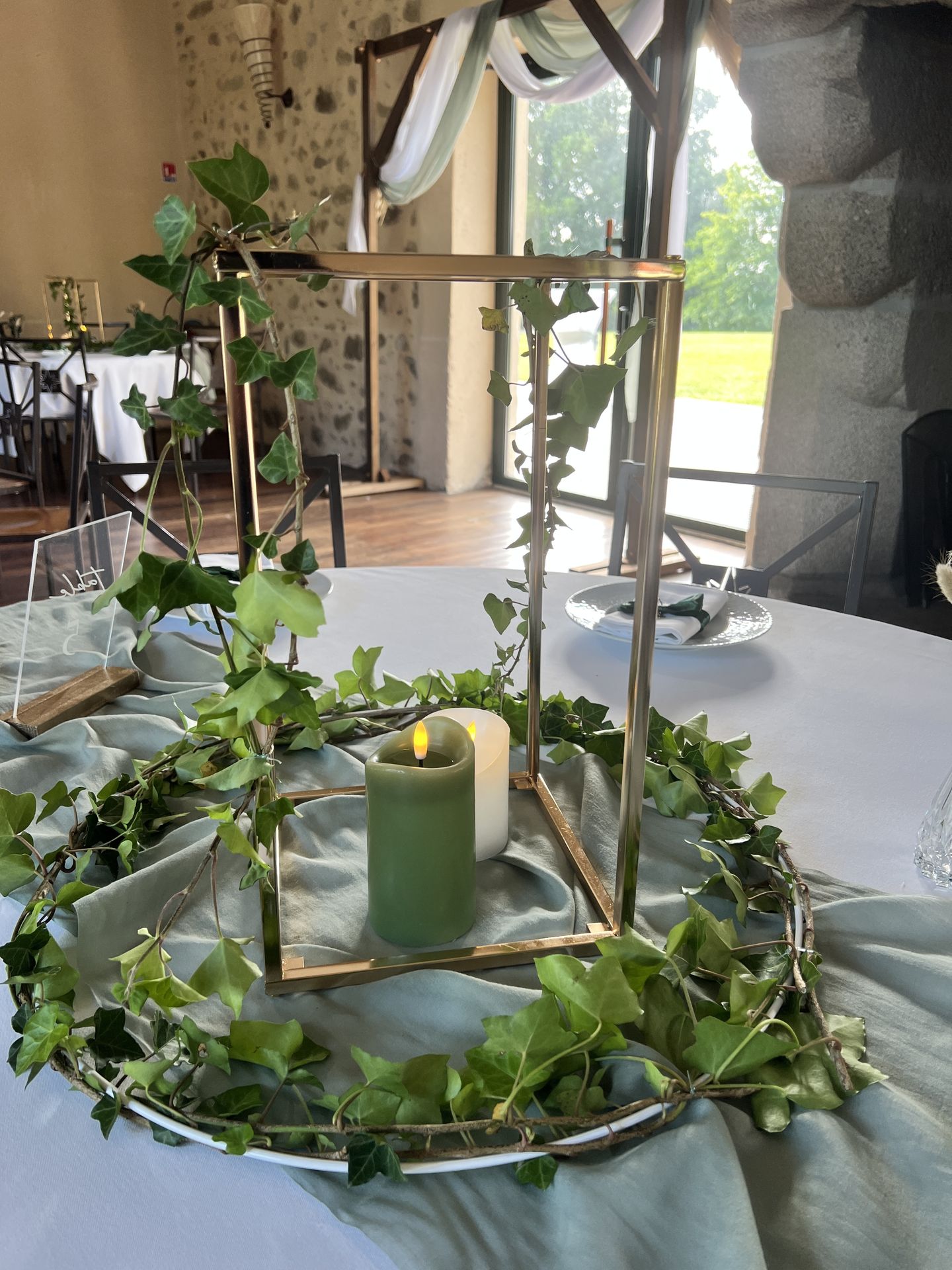 Mariage La belle étoile salle intérieur centre de table cadre doré feuillage bougie verte et blanche