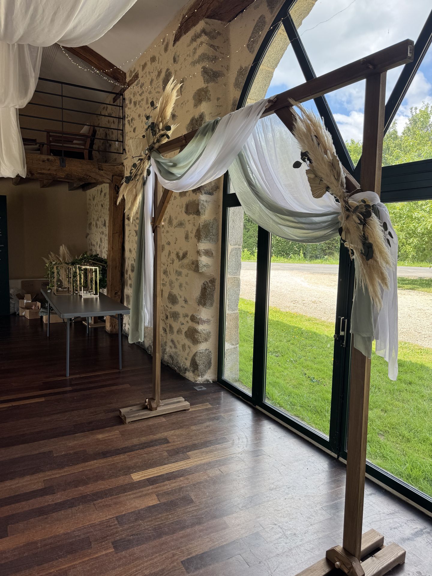 Mariage La belle étoile arche tissu vert et blanc pampas et eucalyptus
