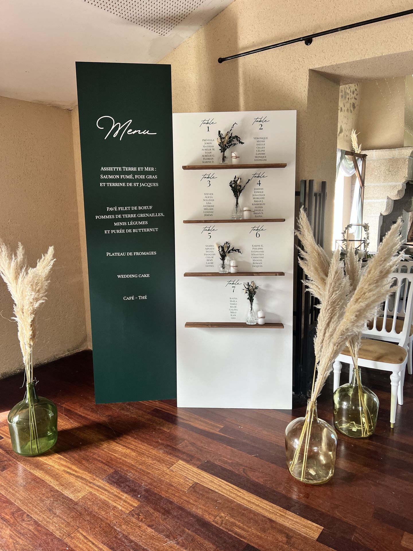 Mariage La belle étoile plan de table vert sapin et blanc vases pampas et leds bougies feuillage