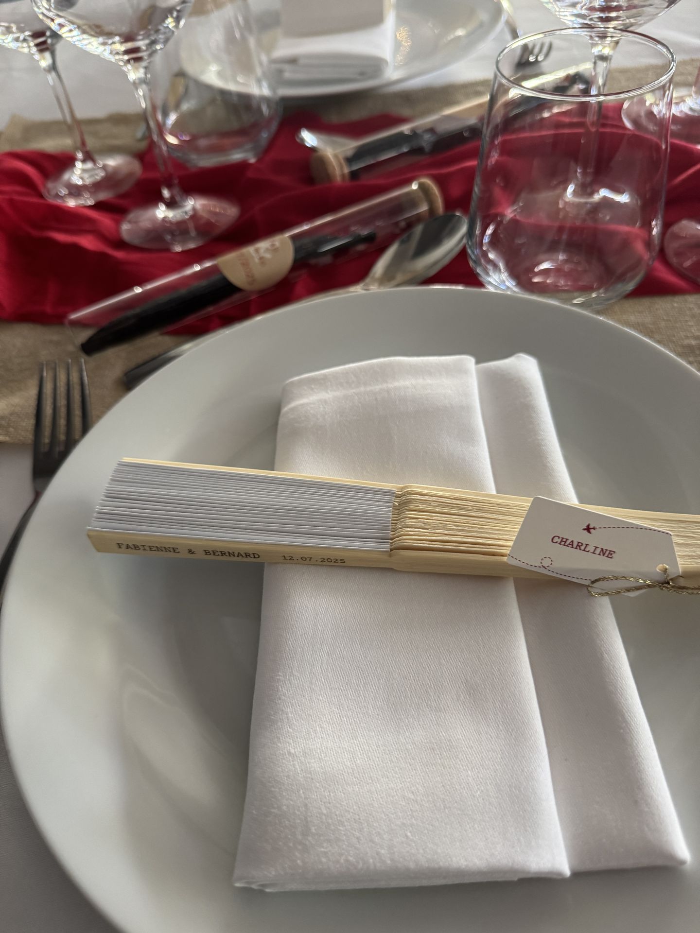 Mariage Chaudefonds sur Layon cadeaux invités éventails en bois personnalisé