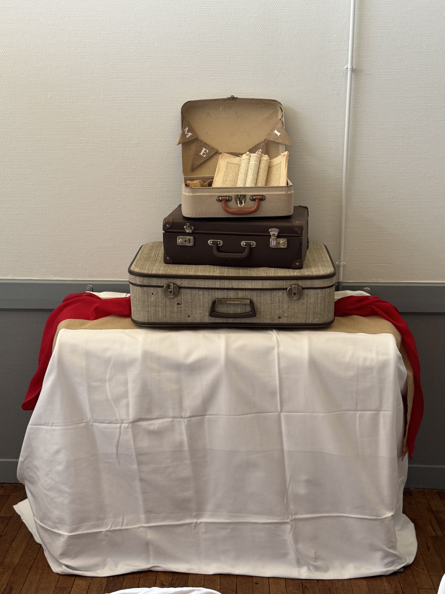 Mariage Chaudefonds sur Layon espace cagnotte valise beige marron