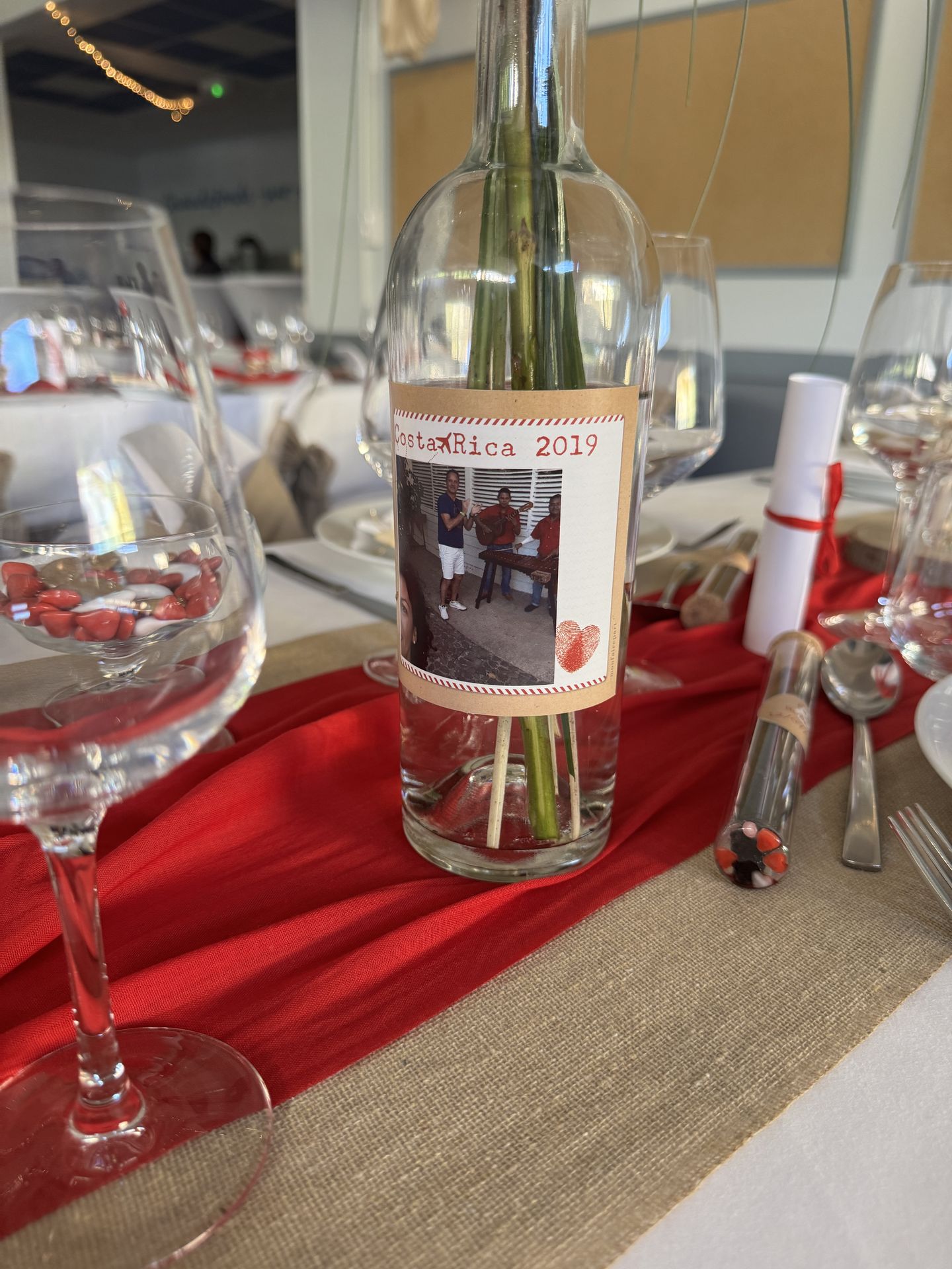 Mariage Chaudefonds sur Layon table blanche chemin de table sable et rouge globale terrestre noir nom de table sur bouteille