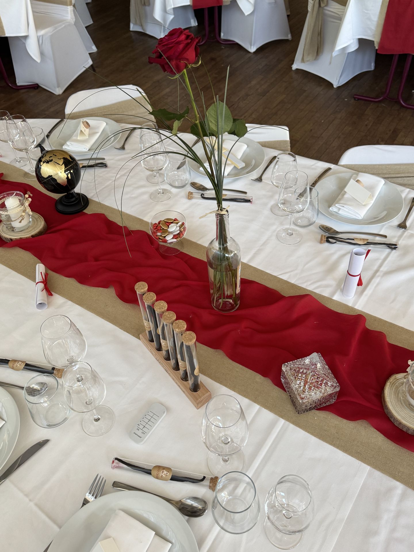 Mariage Chaudefonds sur Layon table blanche chemin de table sable et rouge globale terrestre noir