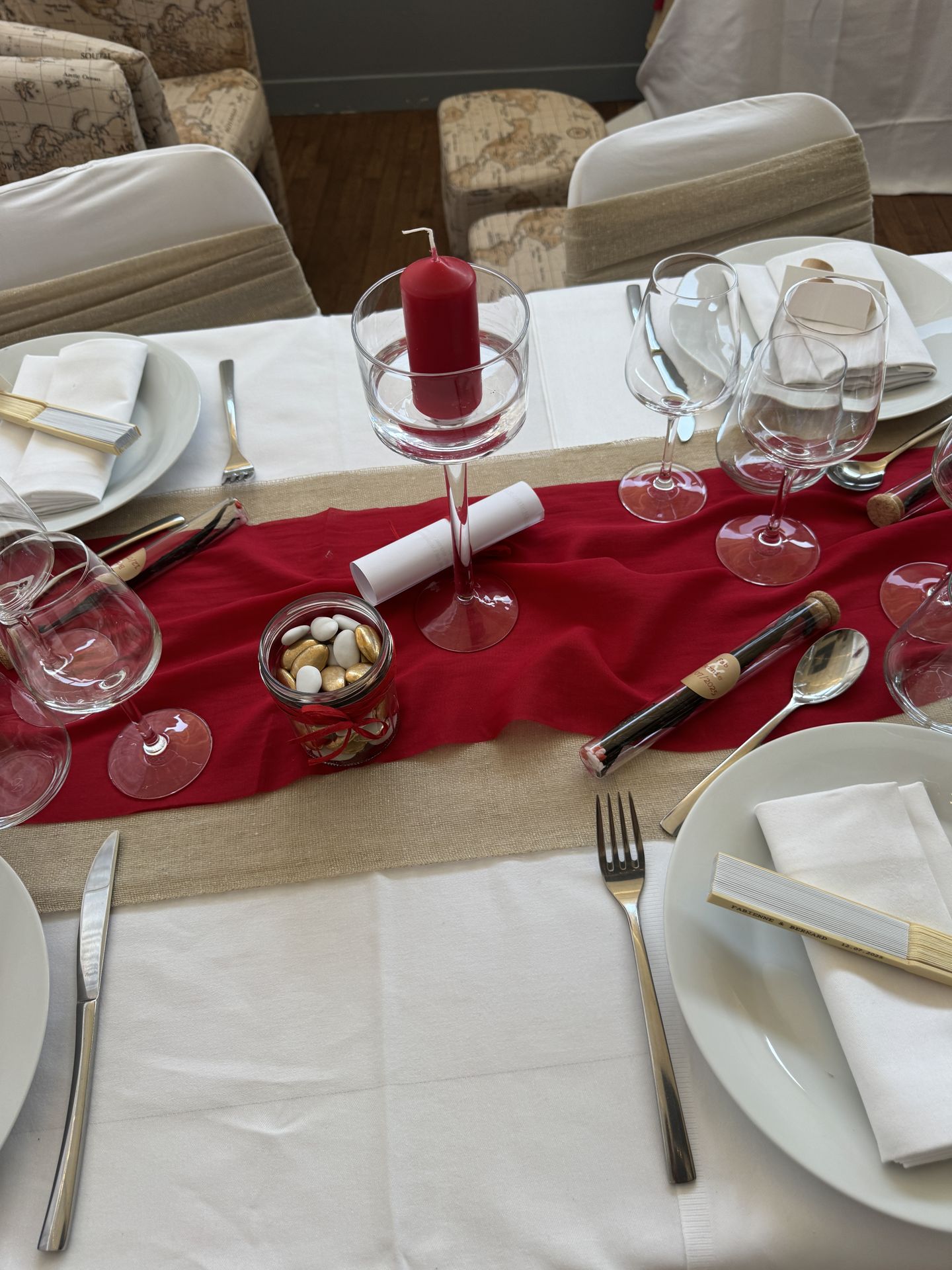 Mariage Chaudefonds sur Layon table blanche chemin de table sable et rouge globale terrestre noir