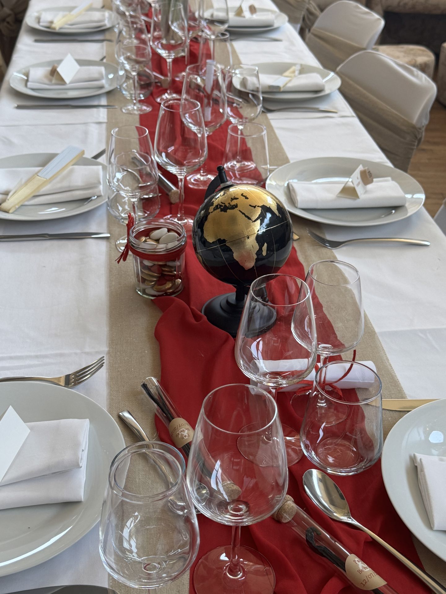Mariage Chaudefonds sur Layon table blanche chemin de table sable et rouge globale terrestre noir