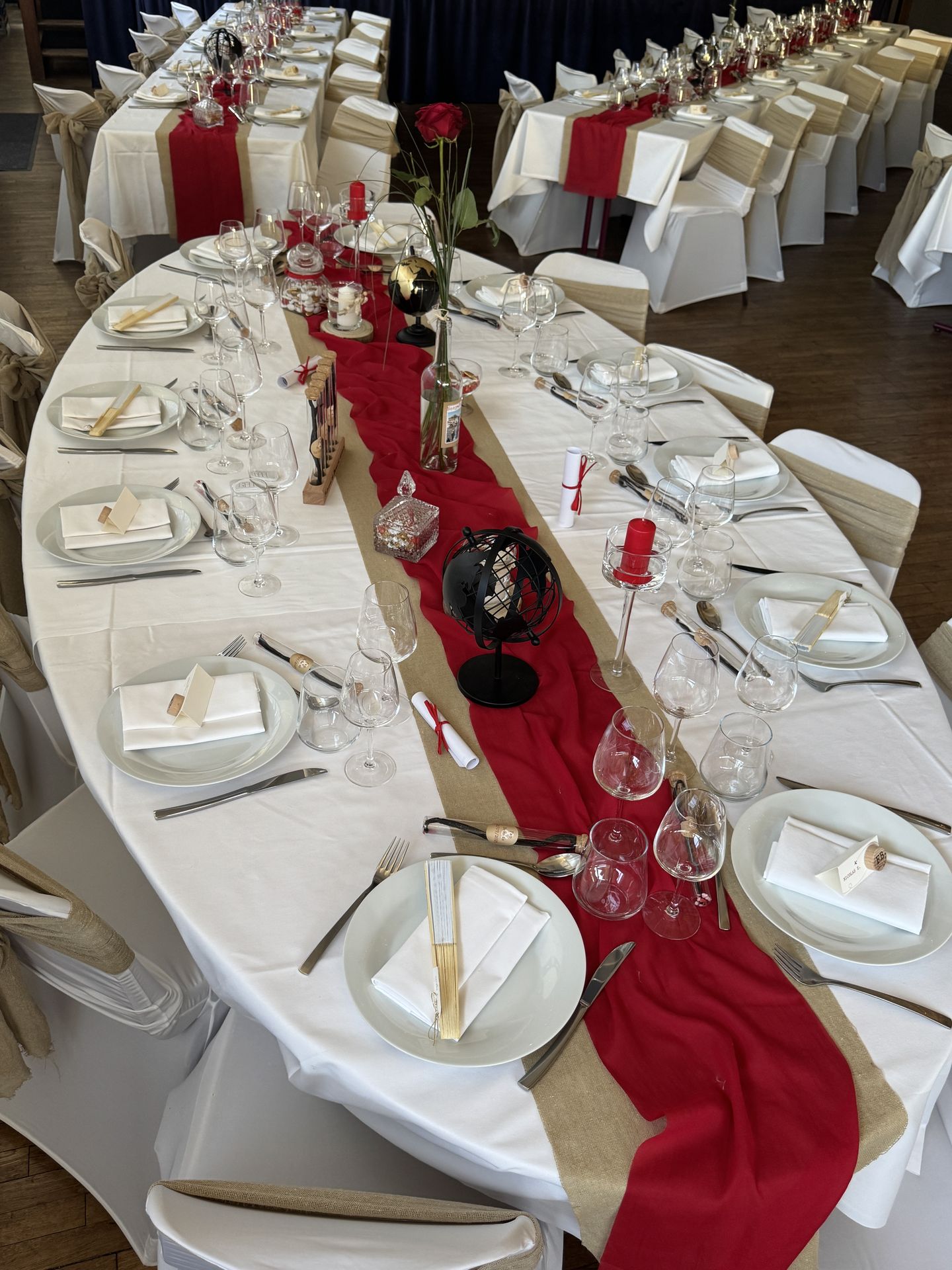 Mariage Chaudefonds sur Layon table blanche chemin de table sable et rouge globale terrestre noir