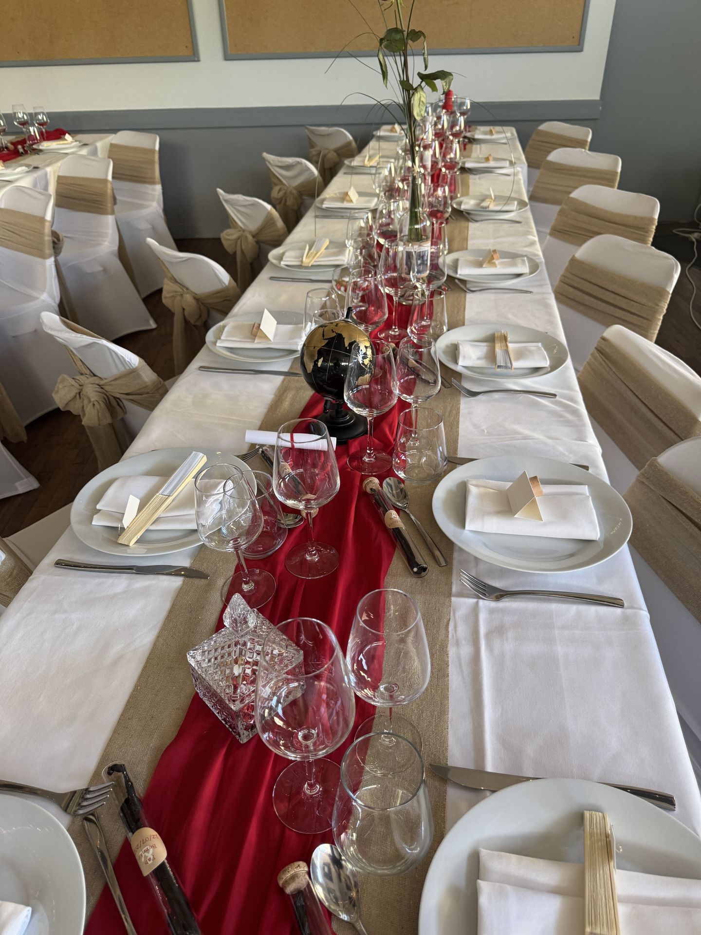 Mariage Chaudefonds sur Layon table blanche chemin de table sable et rouge globale terrestre noir