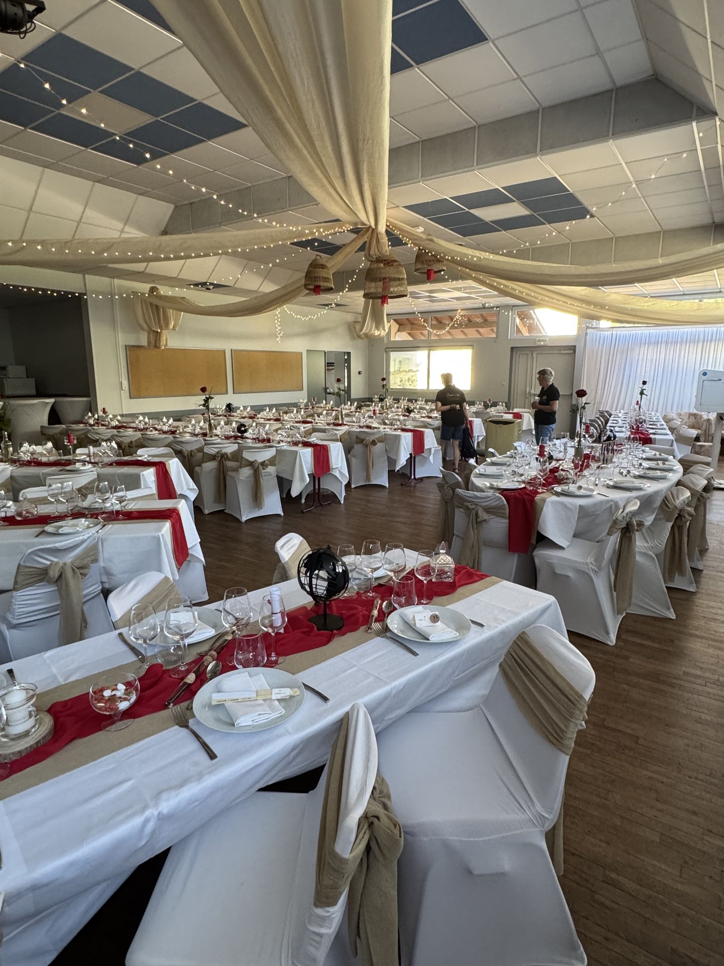 Mariage Chaudefonds sur Layon plafond tentures sable et ledstable blanche chemin de table sable et rouge noeud de chaise sable