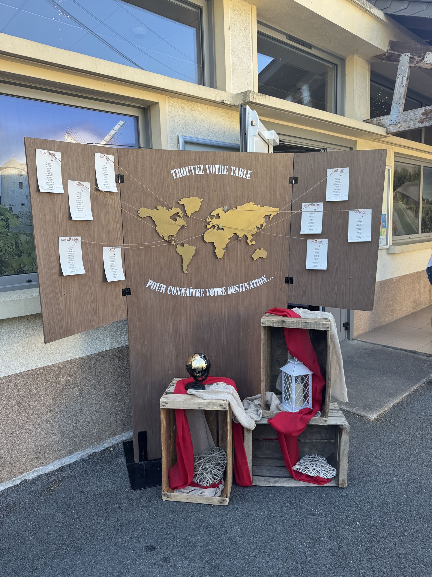 Mariage Chaudefonds sur Layon plan de table en bois voyage tissu rouge lanterne blanche dorée