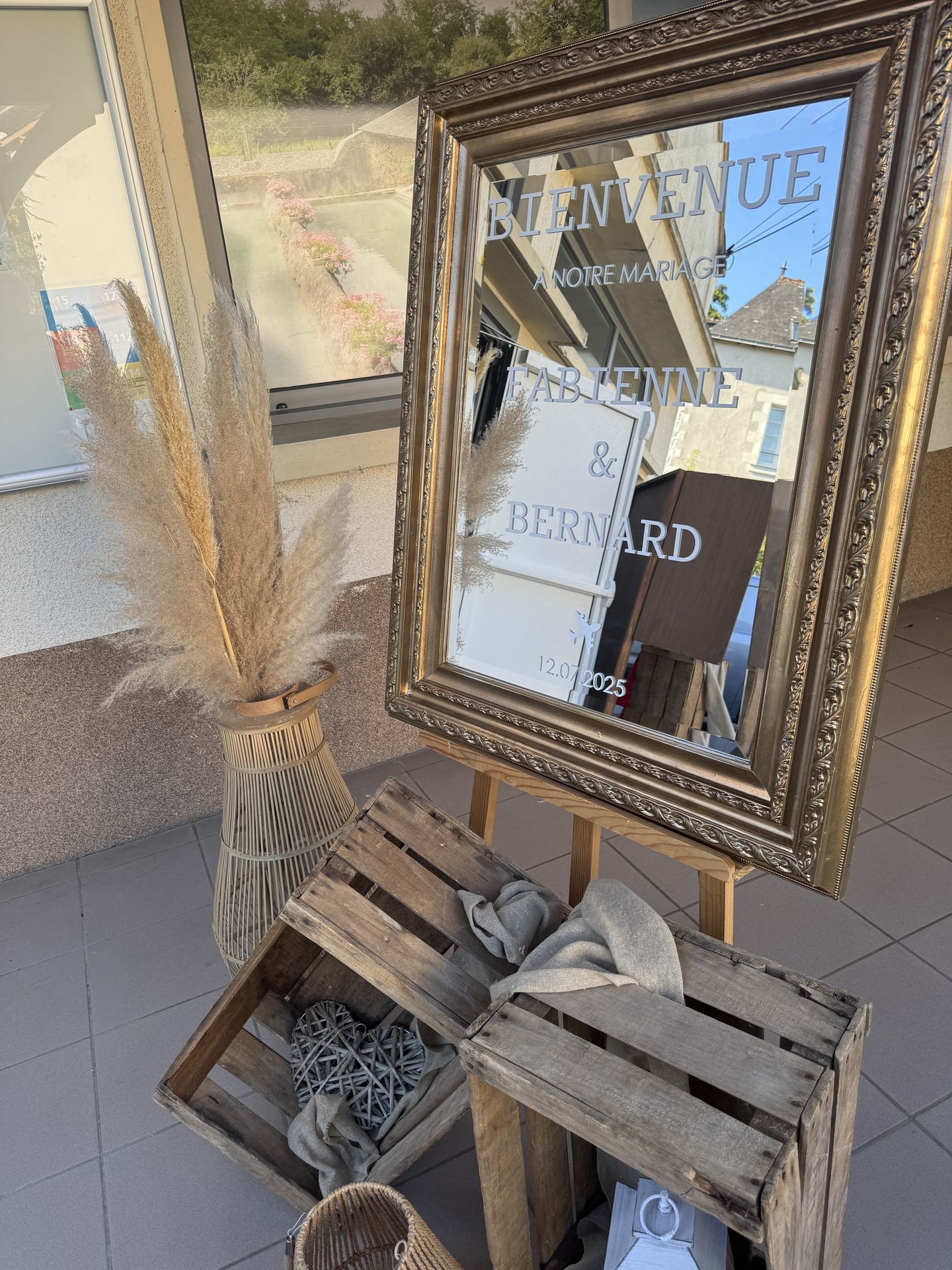 Mariage Chaudefonds sur Layon panneau de bienvenue miroir dorée caisse pommes et pampas