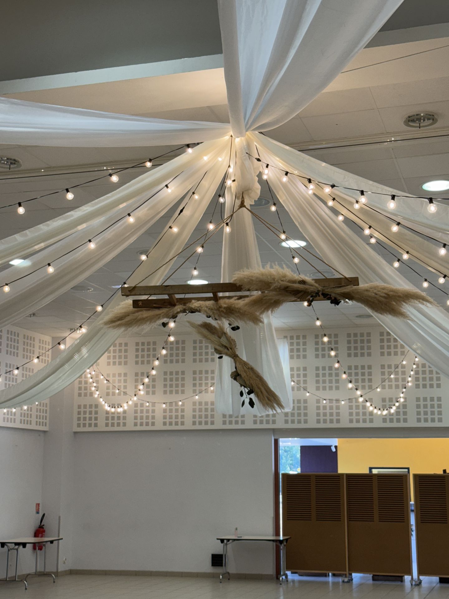 Mariage La Thèvinière plafond tentures blanches leds et structure bois et pampas