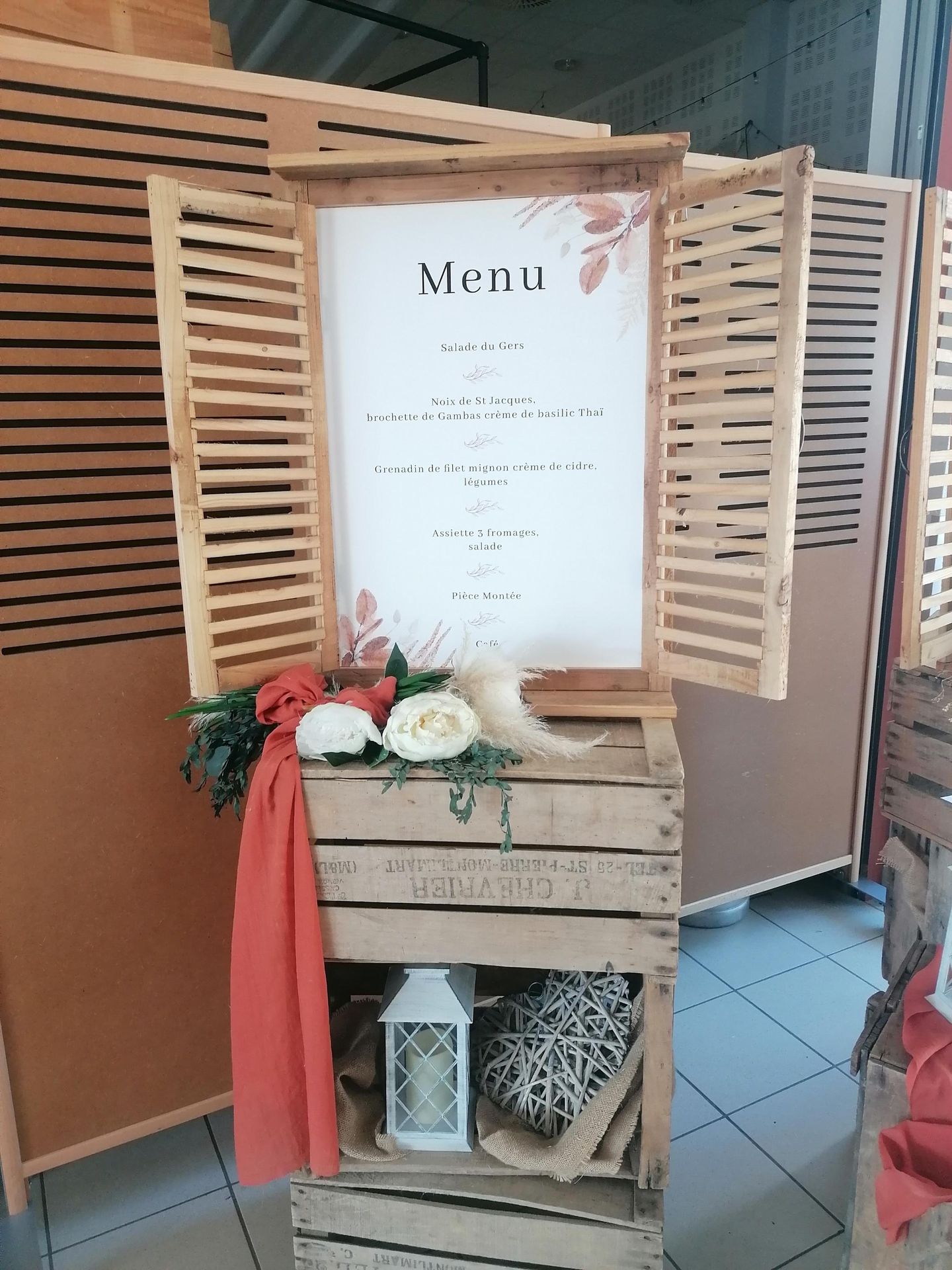 Mariage La Thèvinière structure menu caisse de pommes tissu terracotta fleurs blanches lanterne