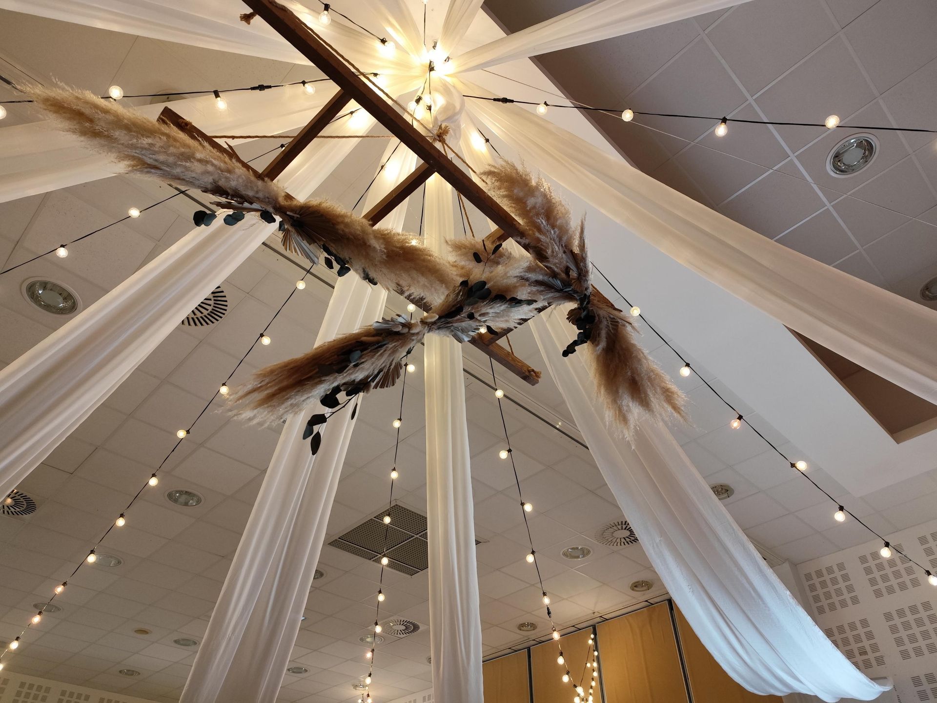 Mariage La Thèvinière plafond tentures blanches leds et structure bois et pampas