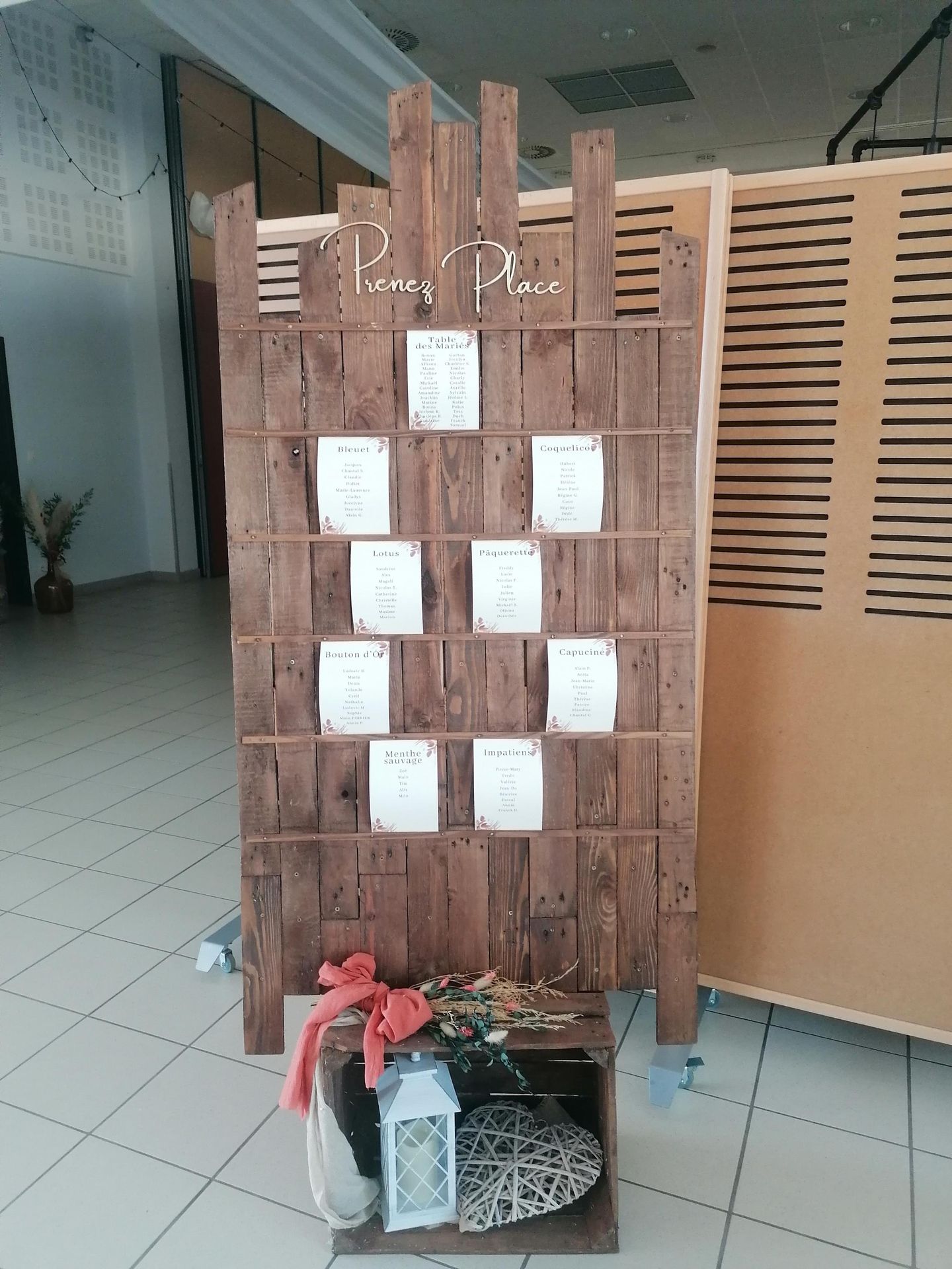 Mariage La Thèvinière plan de table en bois caisse de pommes tissu terracotta