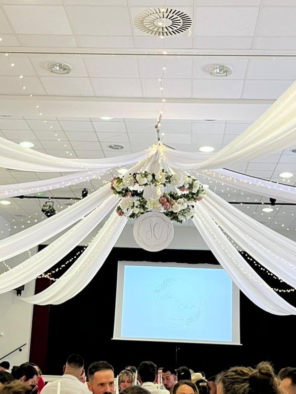 Mariage La Thèvinière tenutres blanches et leds courone de fleurs blanches et roses cercle logo des mariés