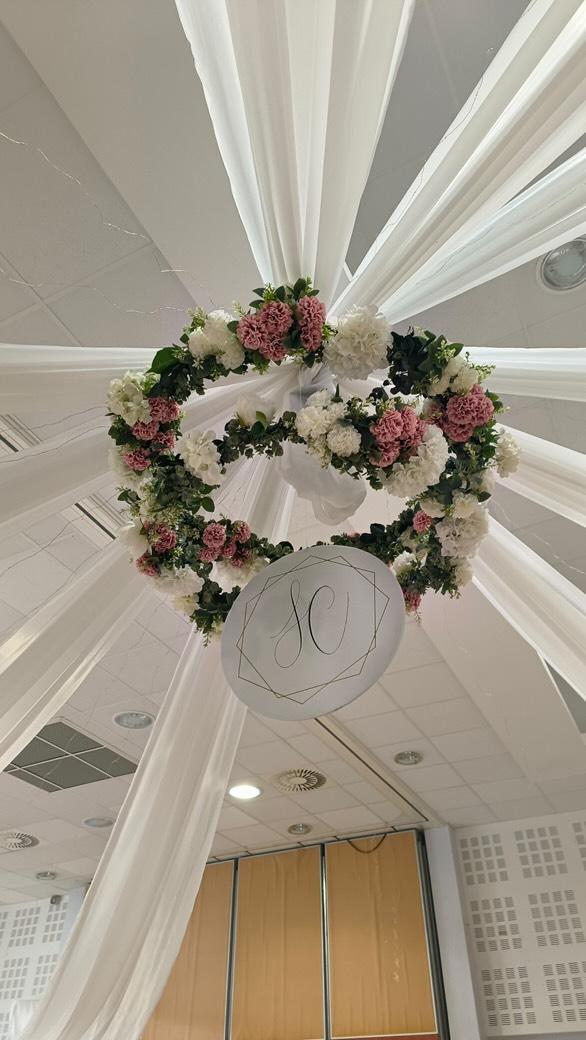 Mariage La Thèvinière tenutres blanches et leds courone de fleurs blanches et roses cercle logo des mariés