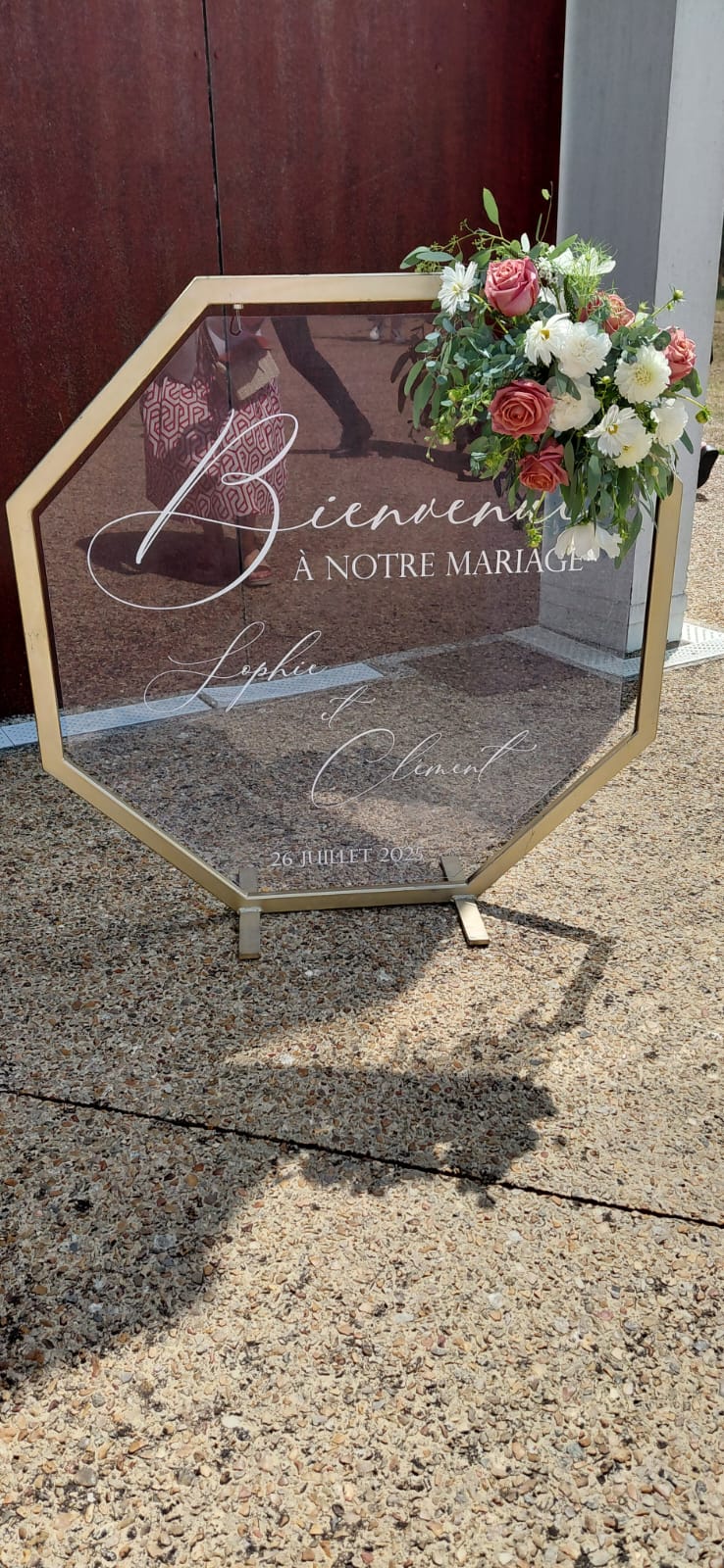 Mariage La Thèvinière panneau de bienvenue dorée et compositions florales rose et blanc