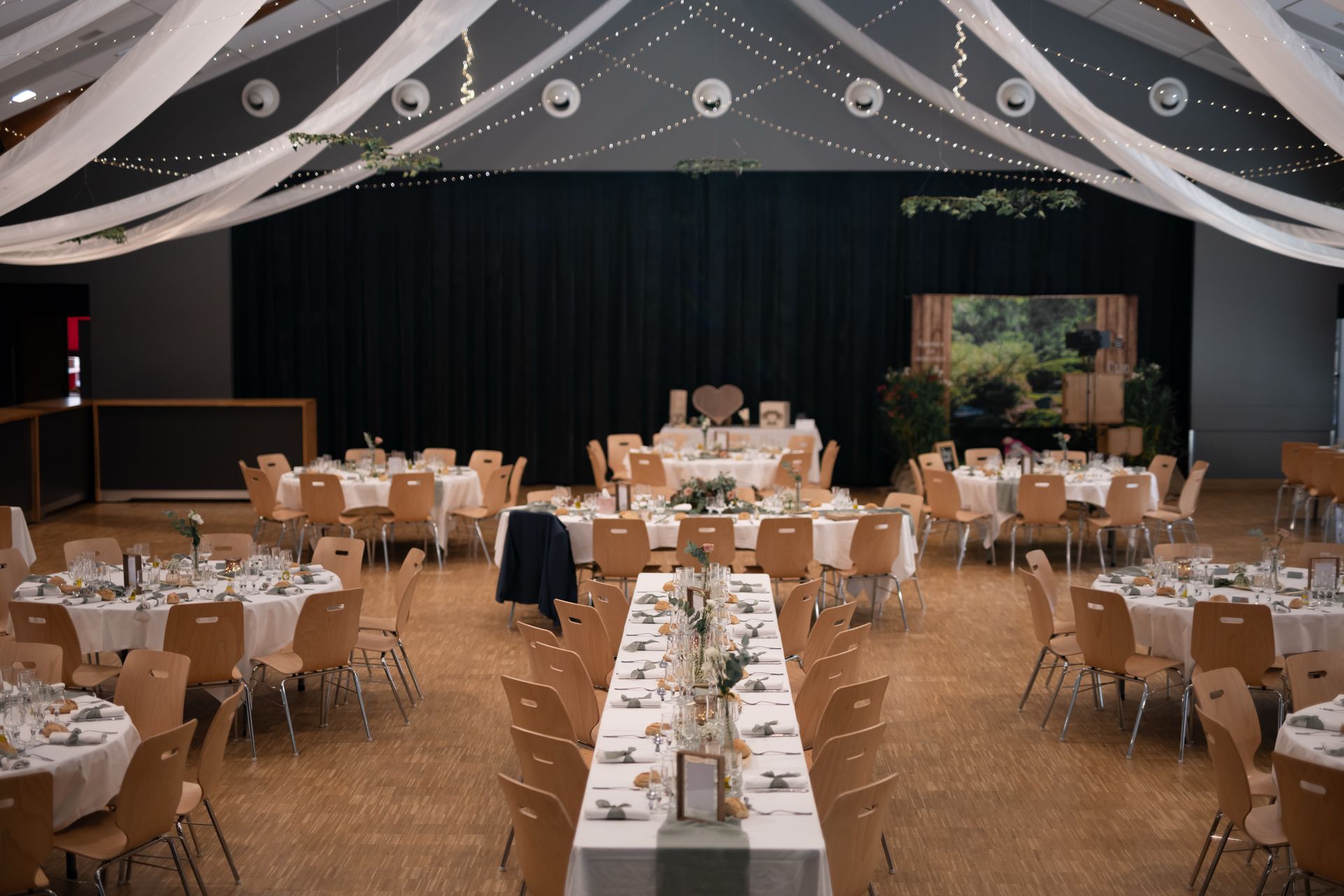 Mariage Les Landebaudières Salle intérieure plafond leds croisées et boule disco tables blanches et naturels