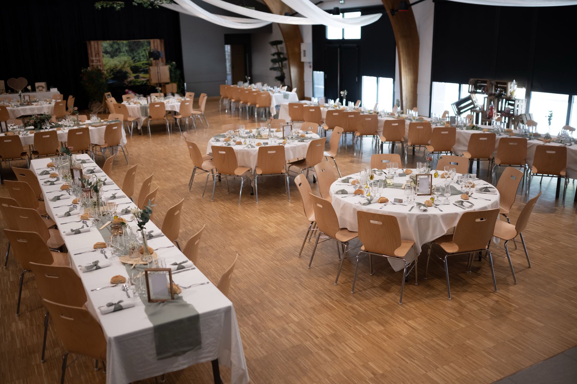 Mariage Les Landebaudières tables blanches et naturels cadre bois et feuillage
