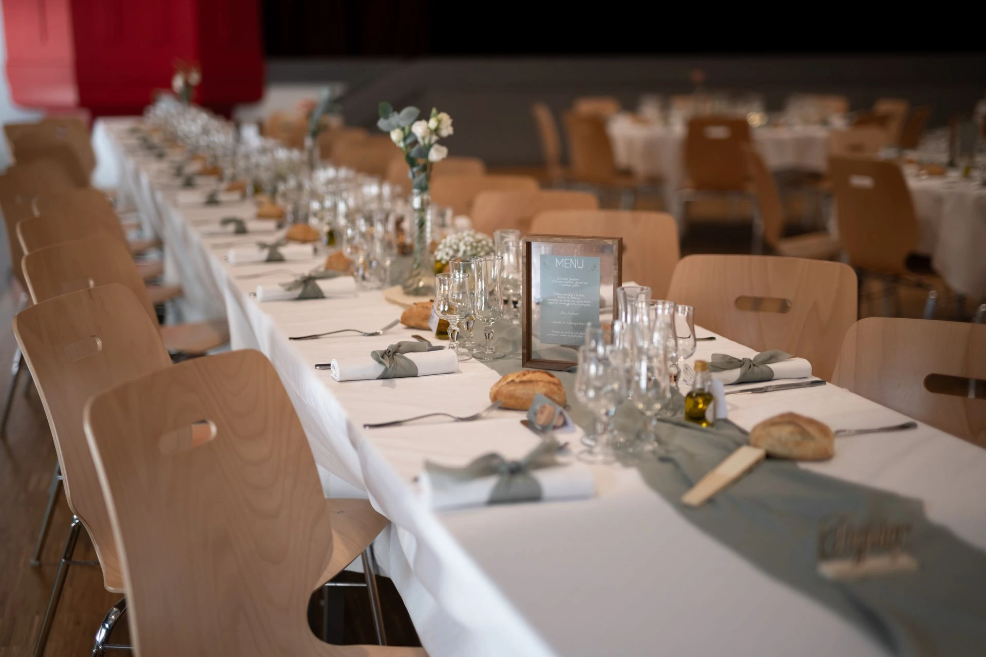 Mariage Les Landebaudières tables blanches chemin de tablme vert sauge vase feuillage serviette vert sauge éventails