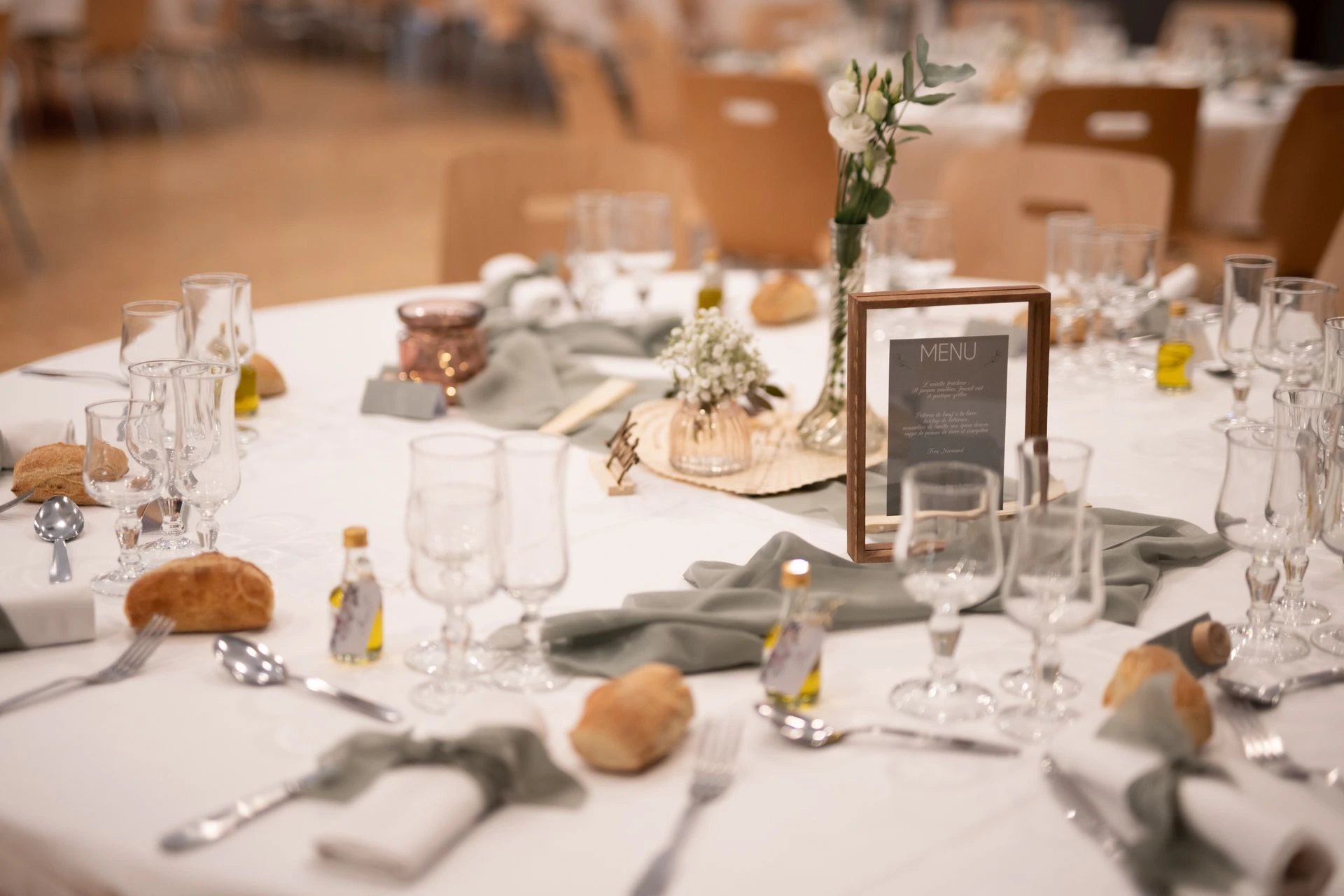 Mariage Les Landebaudières tables blanches chemin de table vert sauge centre de table naturel vase feuillage serviette vert sauge cadeaux invités fiole