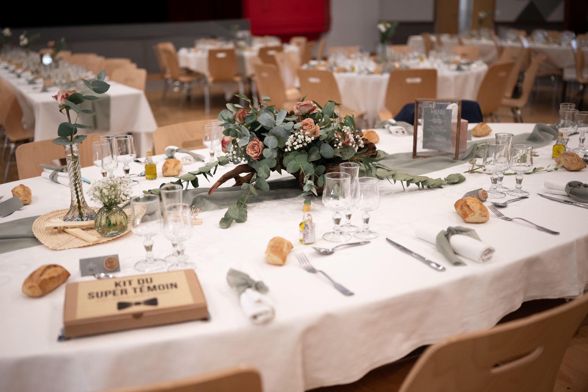 Mariage Les Landebaudières tables blanches chemin de tablme vert sauge vase feuillage serviette vert sauge cadeaux invités témoin