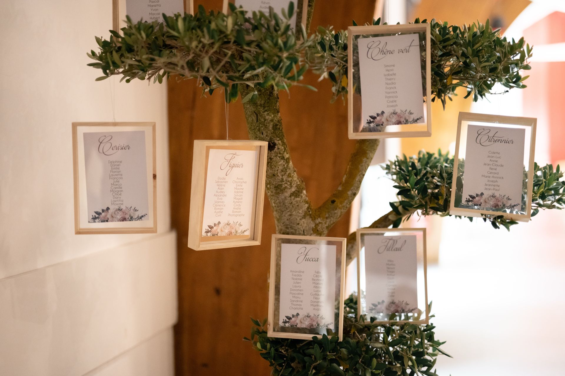 Mariage Les Landebaudières plan de table arbre et cadre en bois naturel