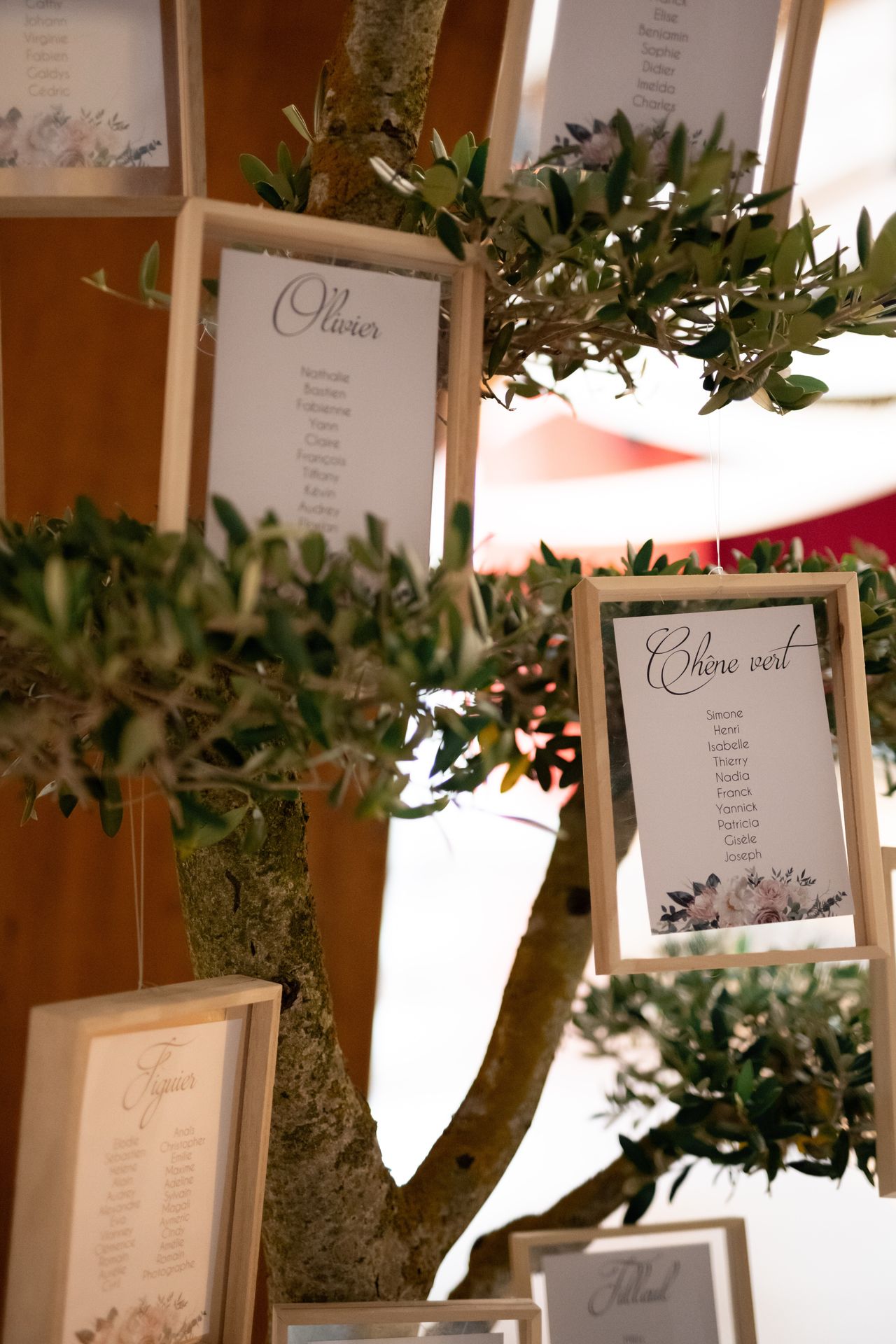 Mariage Les Landebaudières plan de table arbre et cadre en bois naturel