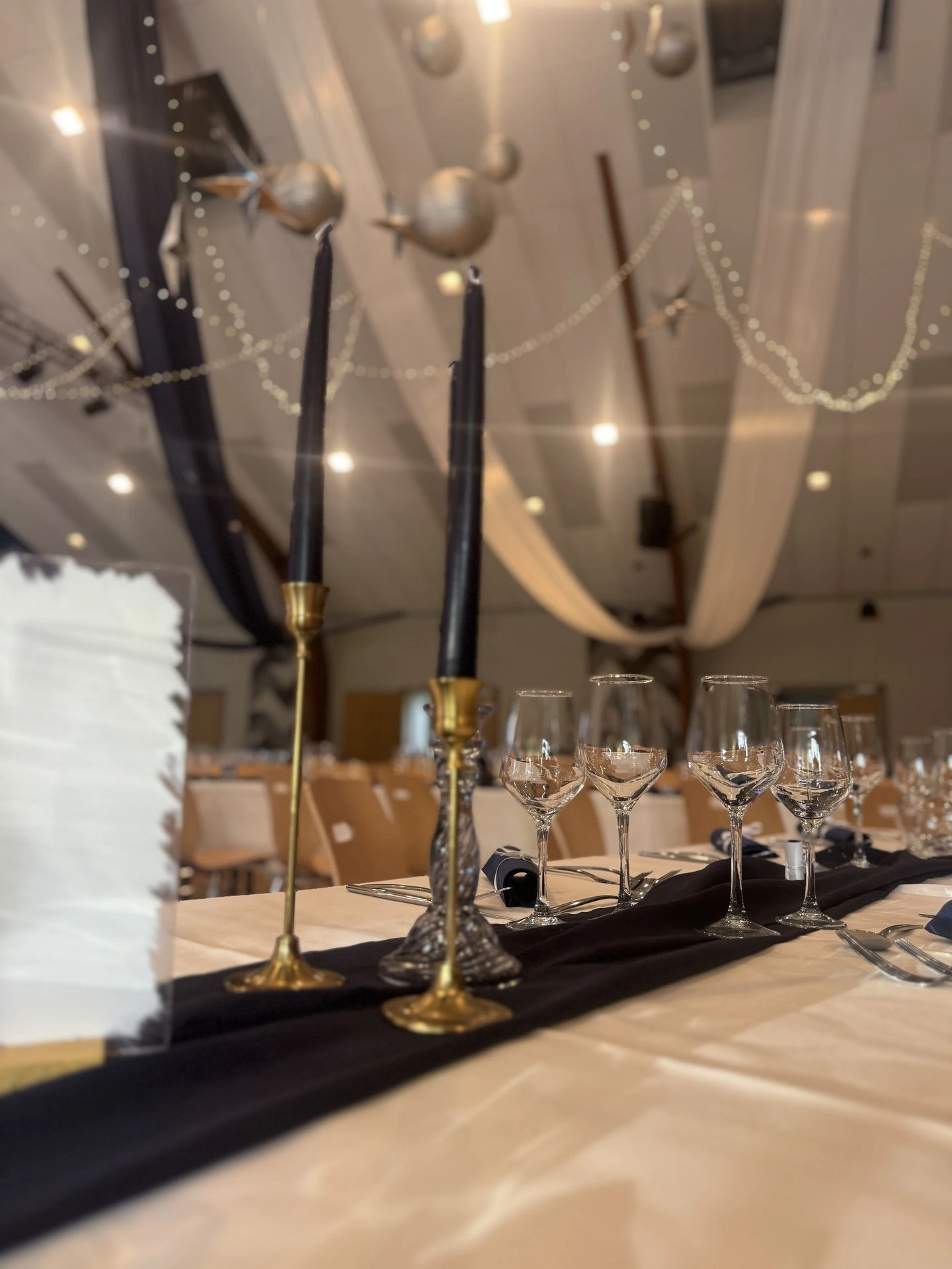 Mariage Les Landebaudières table blanche chemin de table bleu marine bougeoires dorés et bougies bleu marine menu plexis